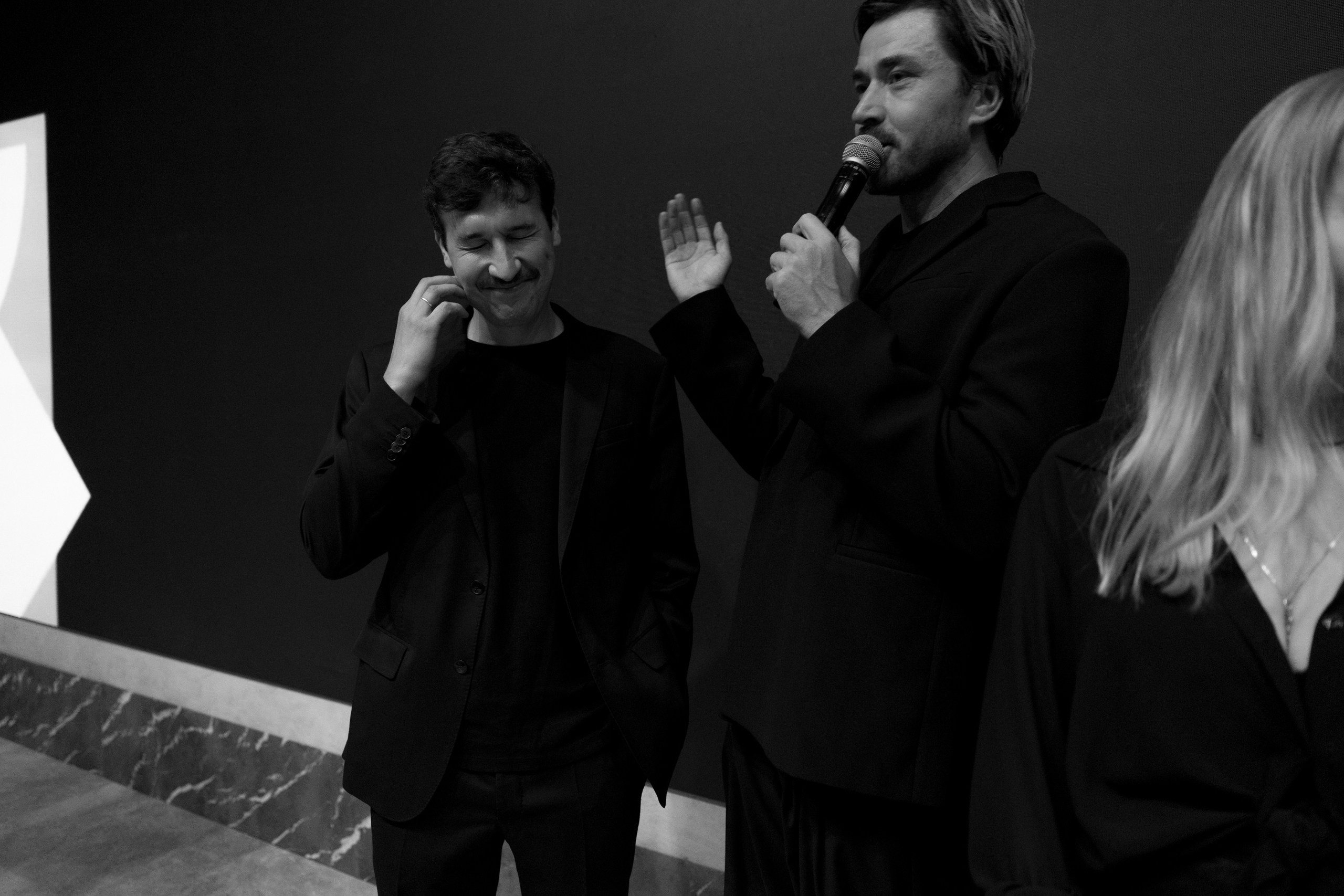 Здравствуйте! Я свадебный фотограф из Ульяновска, работаю в том числе по всей России и с выездом за границу. Снимаю свадьбы, lovestory, корпоративы, светский репортаж. Провожу обучение по фотографии, мастер-классы и воркшопы для других фотографов.