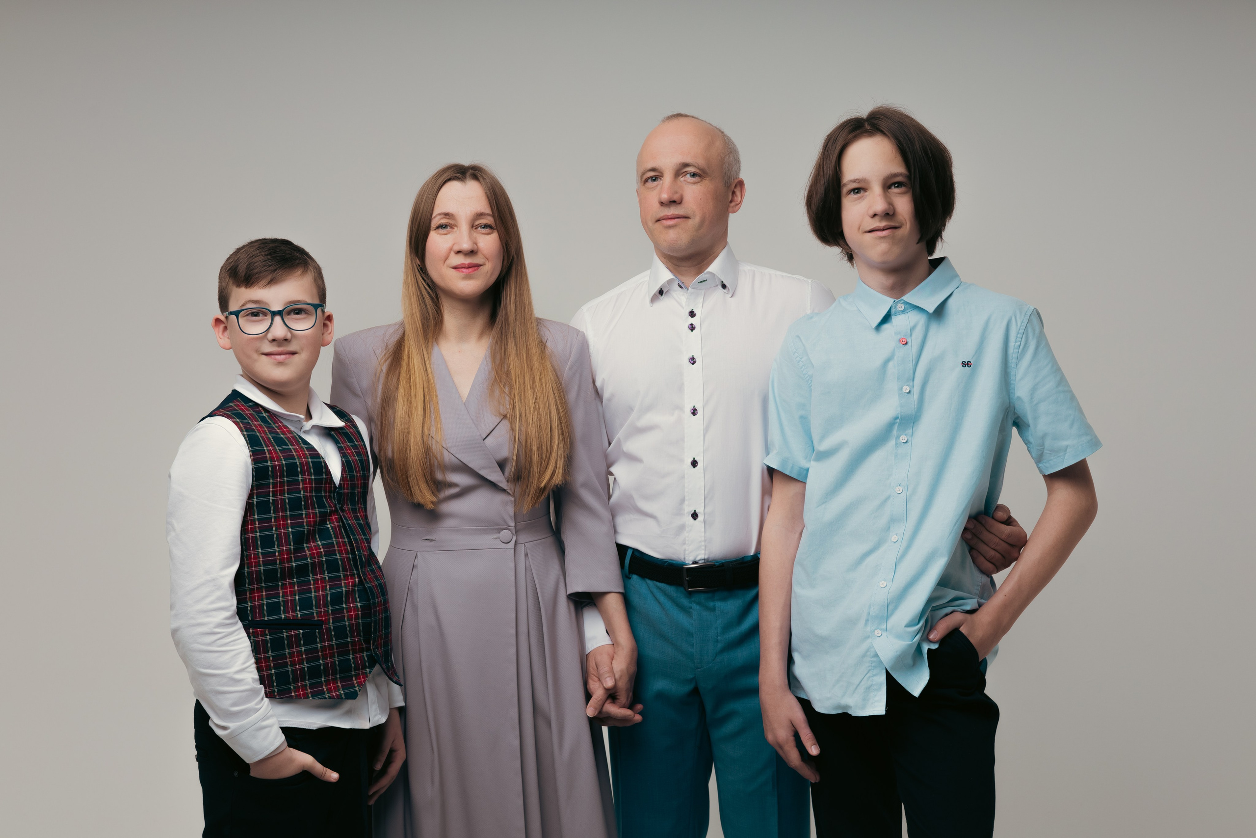 Наталья с семьей. Фотограф Julia Milton | Портреты, съемки для маркетплейсов, лавстори, съёмка беременности в Санкт-Петербурге. Обучение фотографии в Спб очно