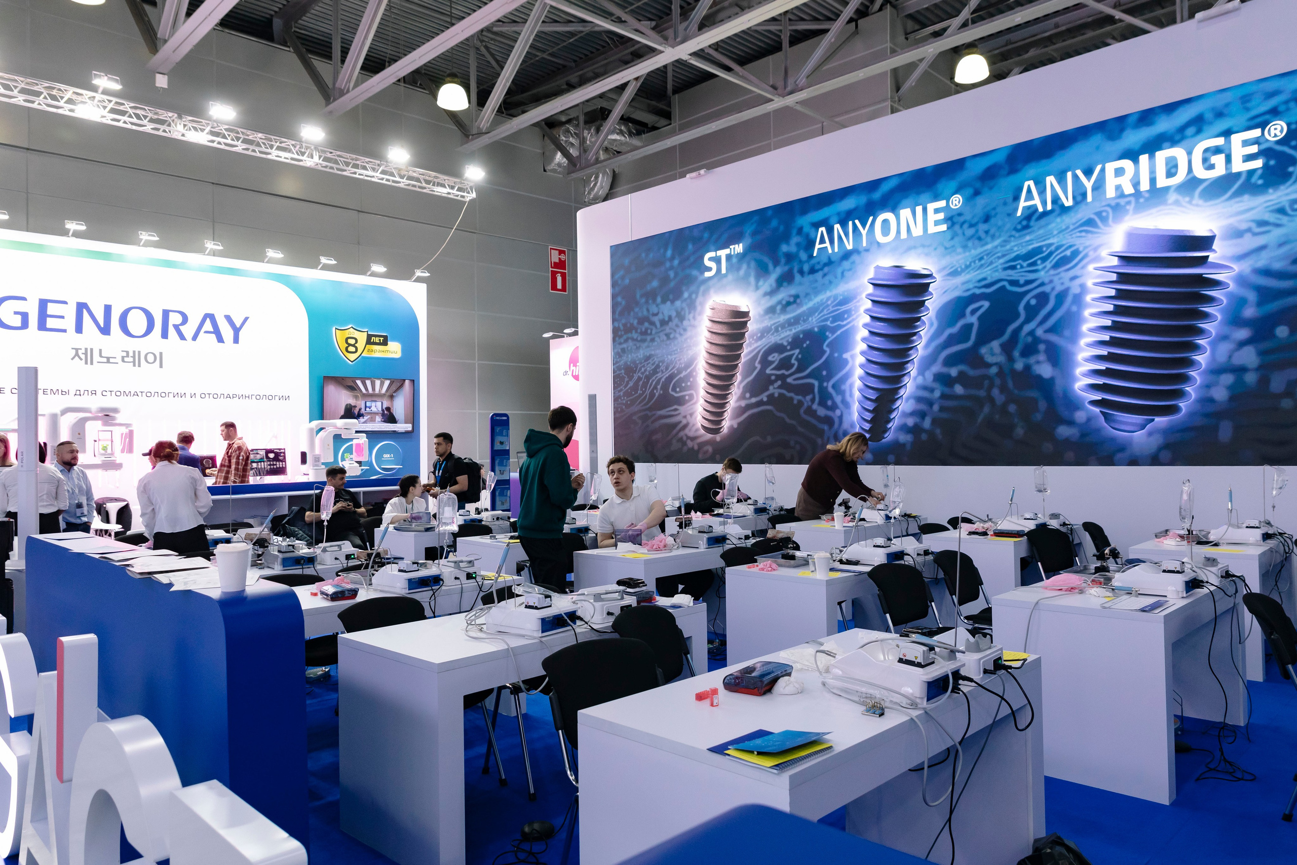 Стоматологическая выставка Dental Salon 2026. Профессиональный фотограф в Москве | Заказать фотосессию и съемку