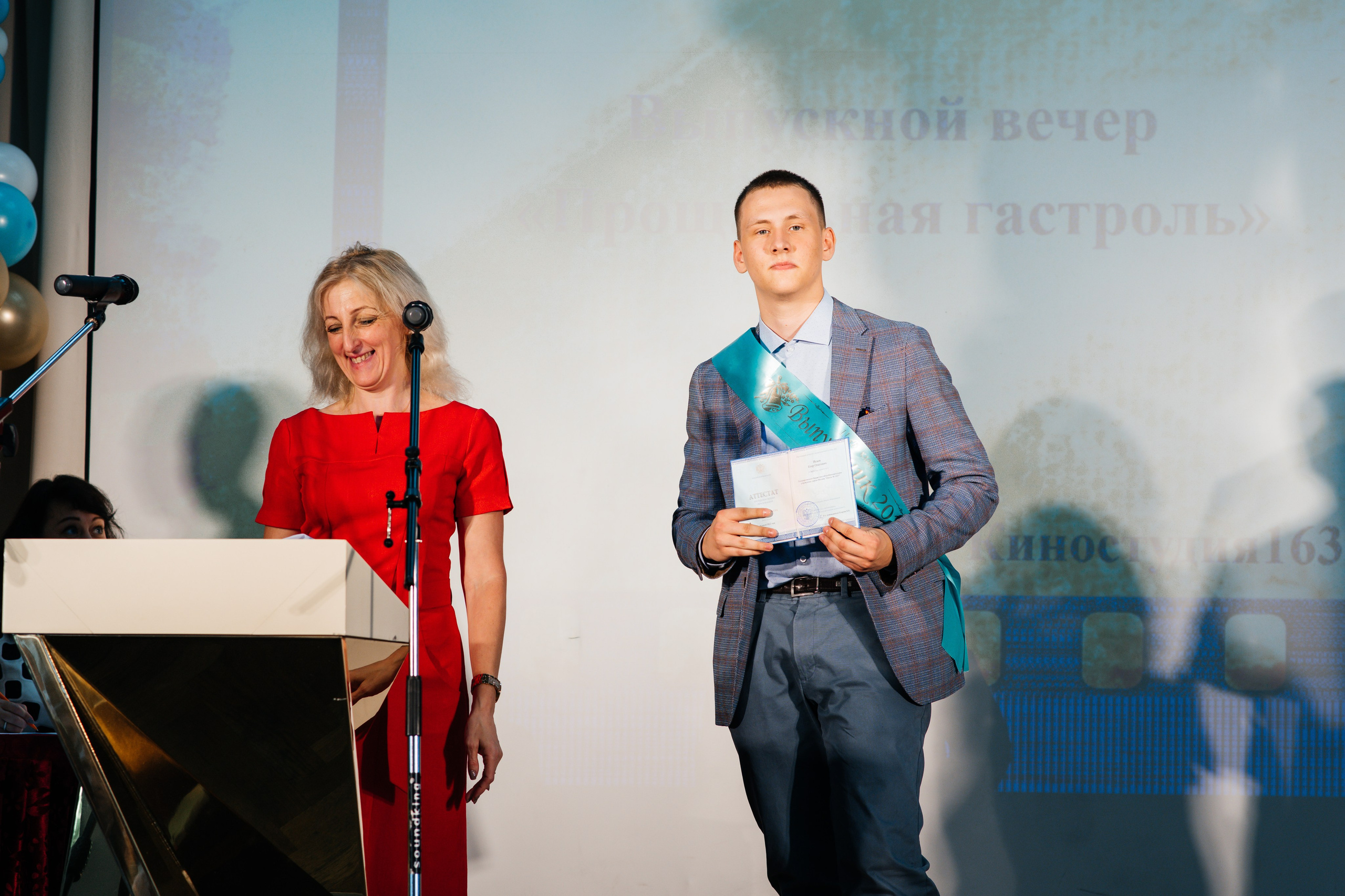 Вручение аттестатов. Выпускные альбомы в Подольске Москве и МО