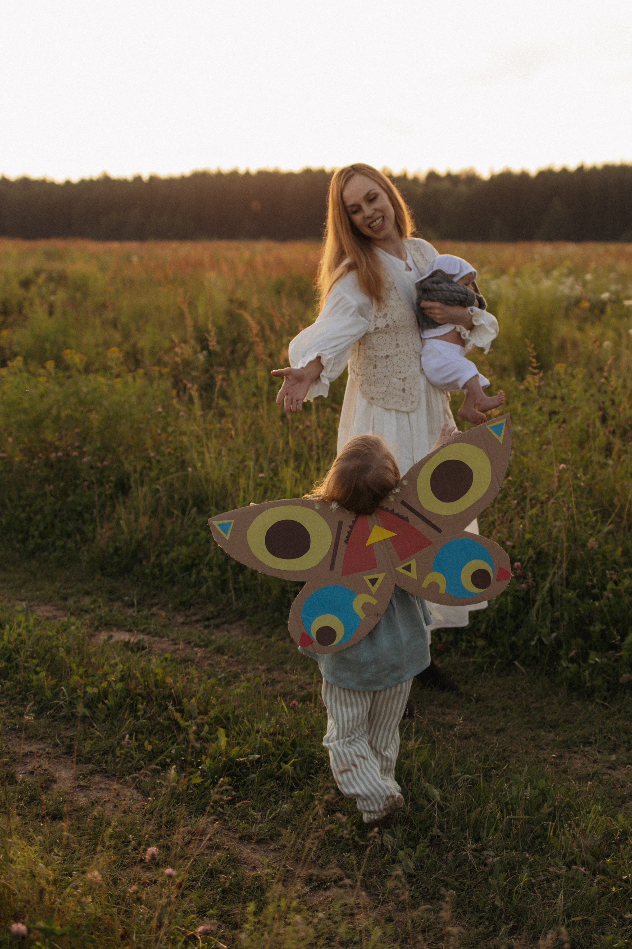 Семейная фотосессия в поле. Семейный фотограф в Москве Марина Петра