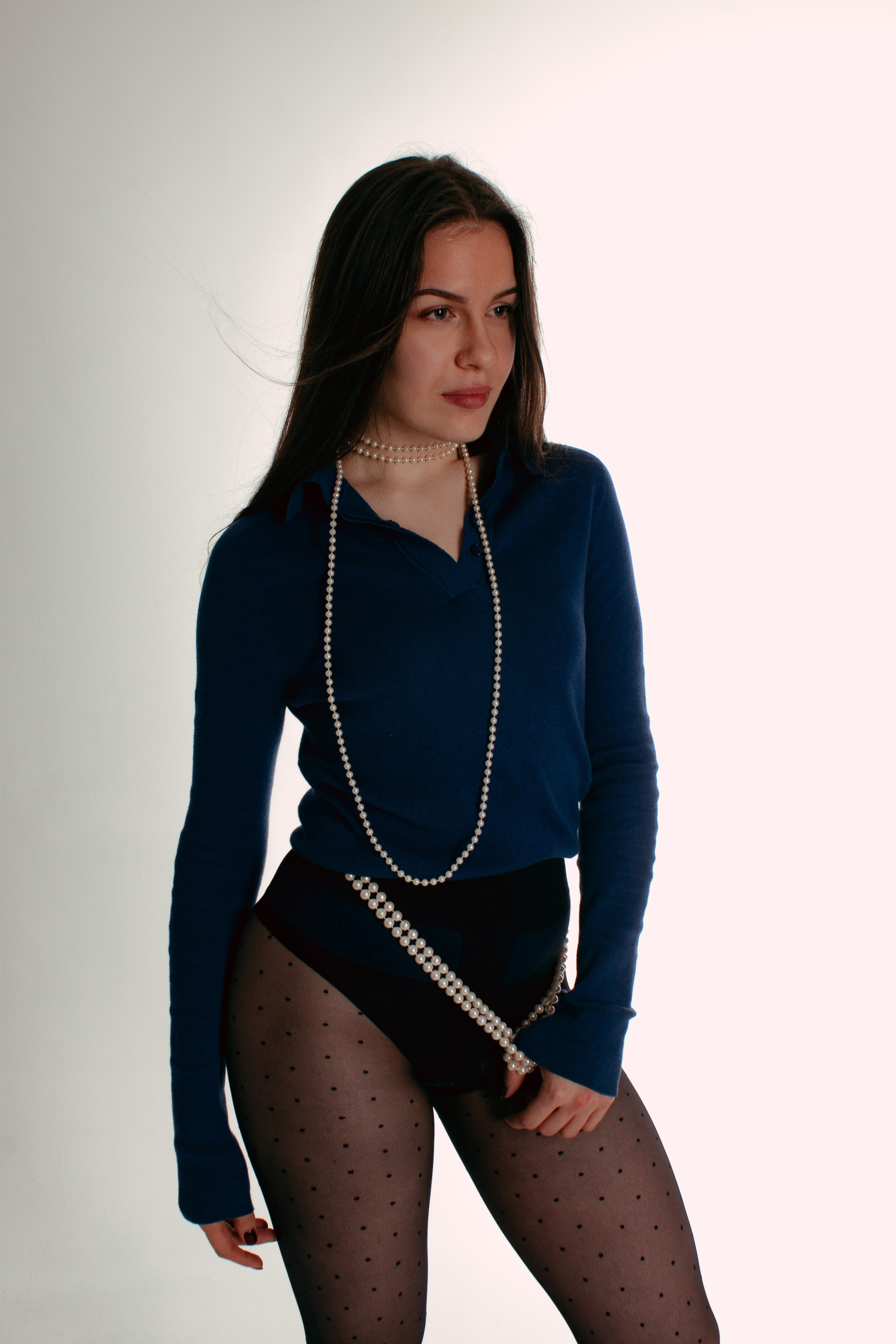 Стильная томная фотосессия в студии в зеленых цветах в тренче. Фотограф Наталья Воронина Москва