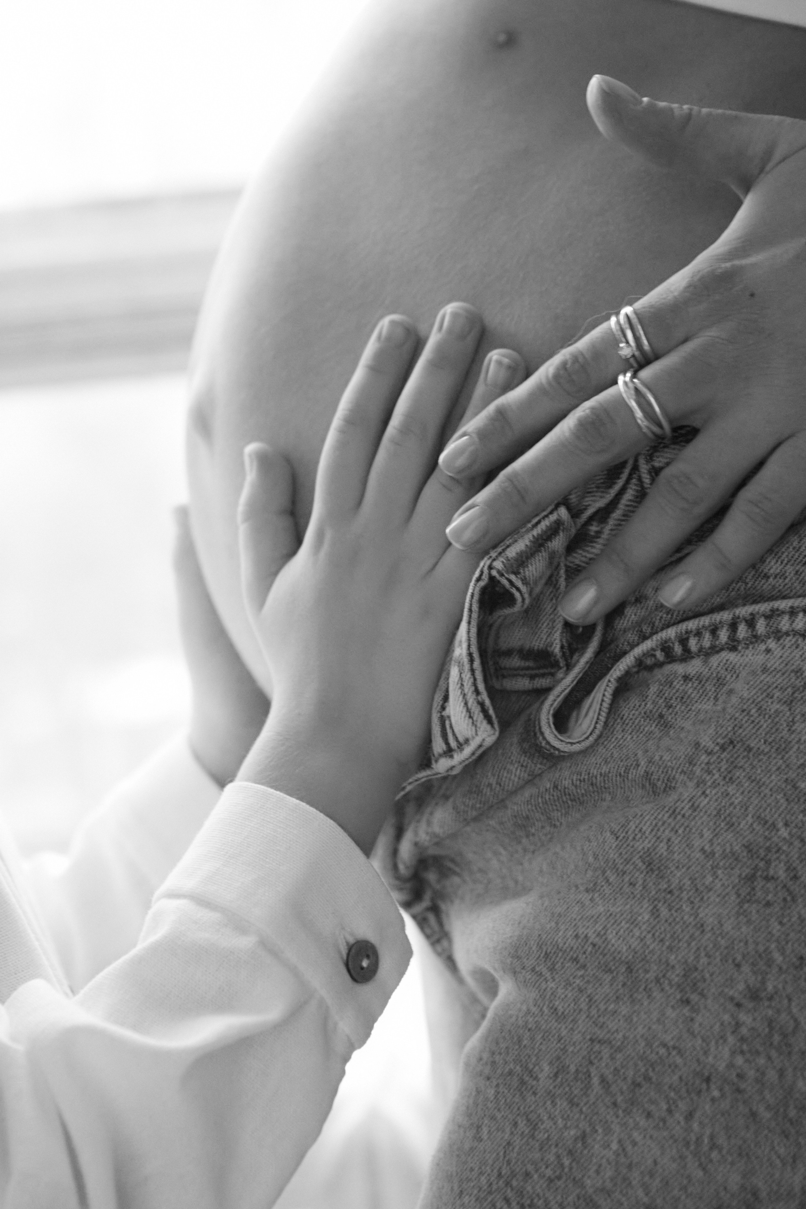 фотосессия беременности в Москве, фотосессия в студии, сын трогает живот беременной мамы, семейный фотограф в Москве