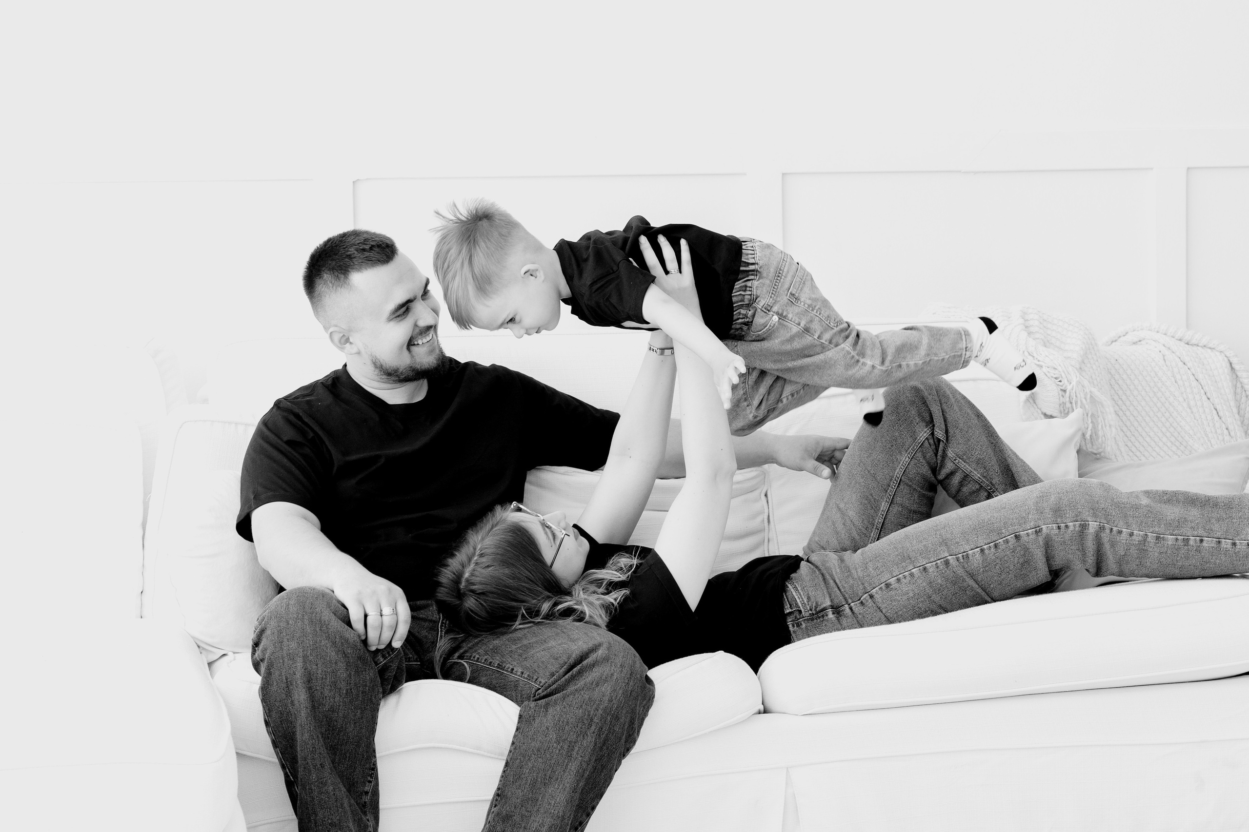 Семейная фотосессия в студии (Михаил, Крестина и Макар). Женский фотограф в Орске Новотроицке Динара Долганова