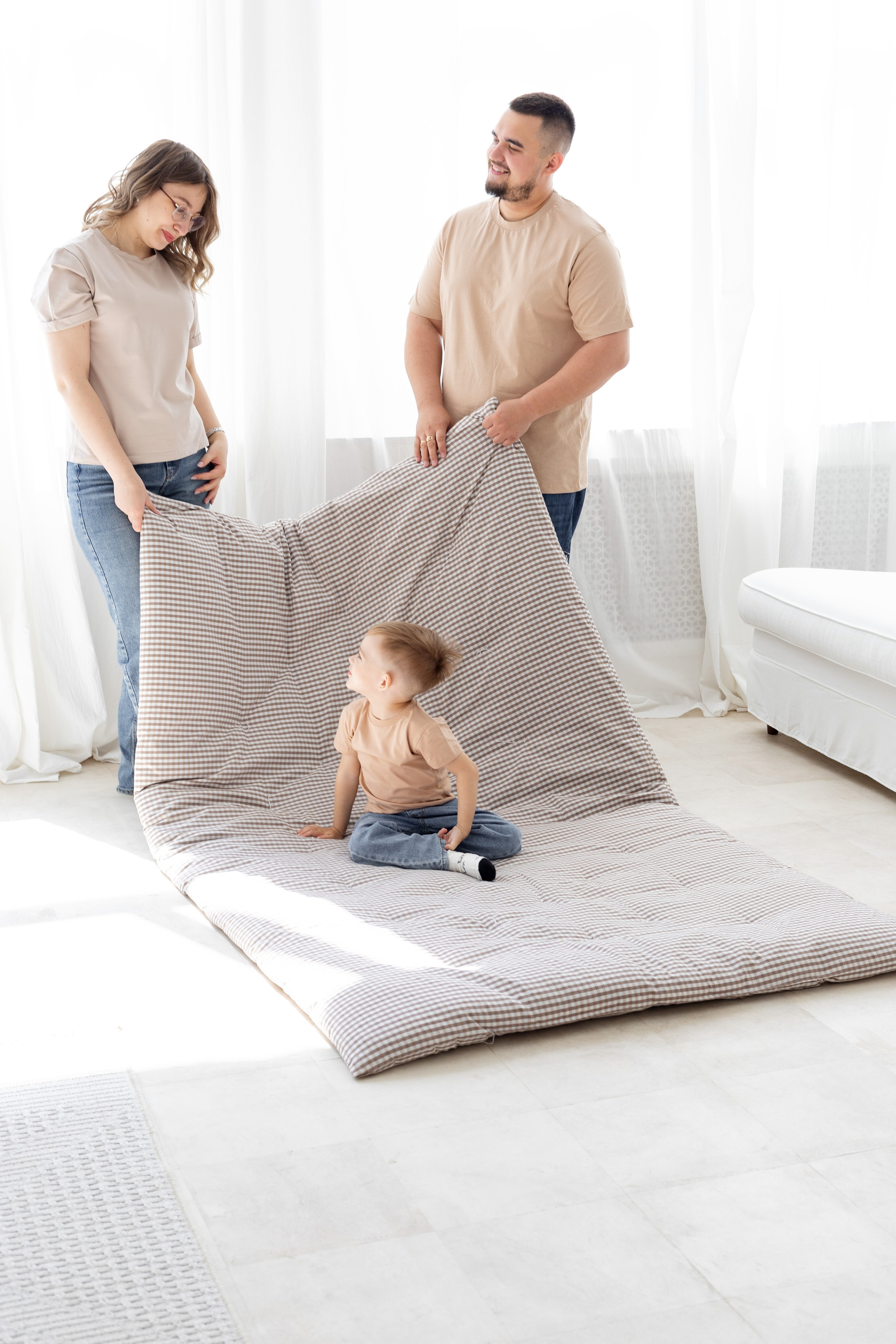 Семейная фотосессия в студии (Михаил, Крестина и Макар). Женский фотограф в Орске Новотроицке Динара Долганова