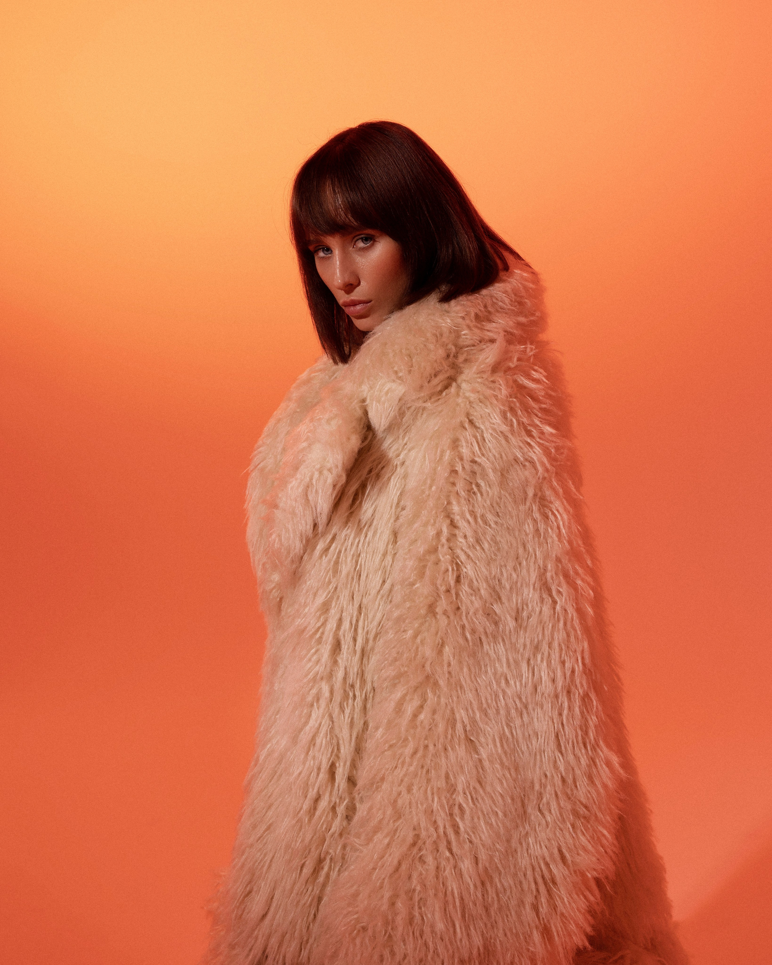 цветной свет, модель в большой белой шубе