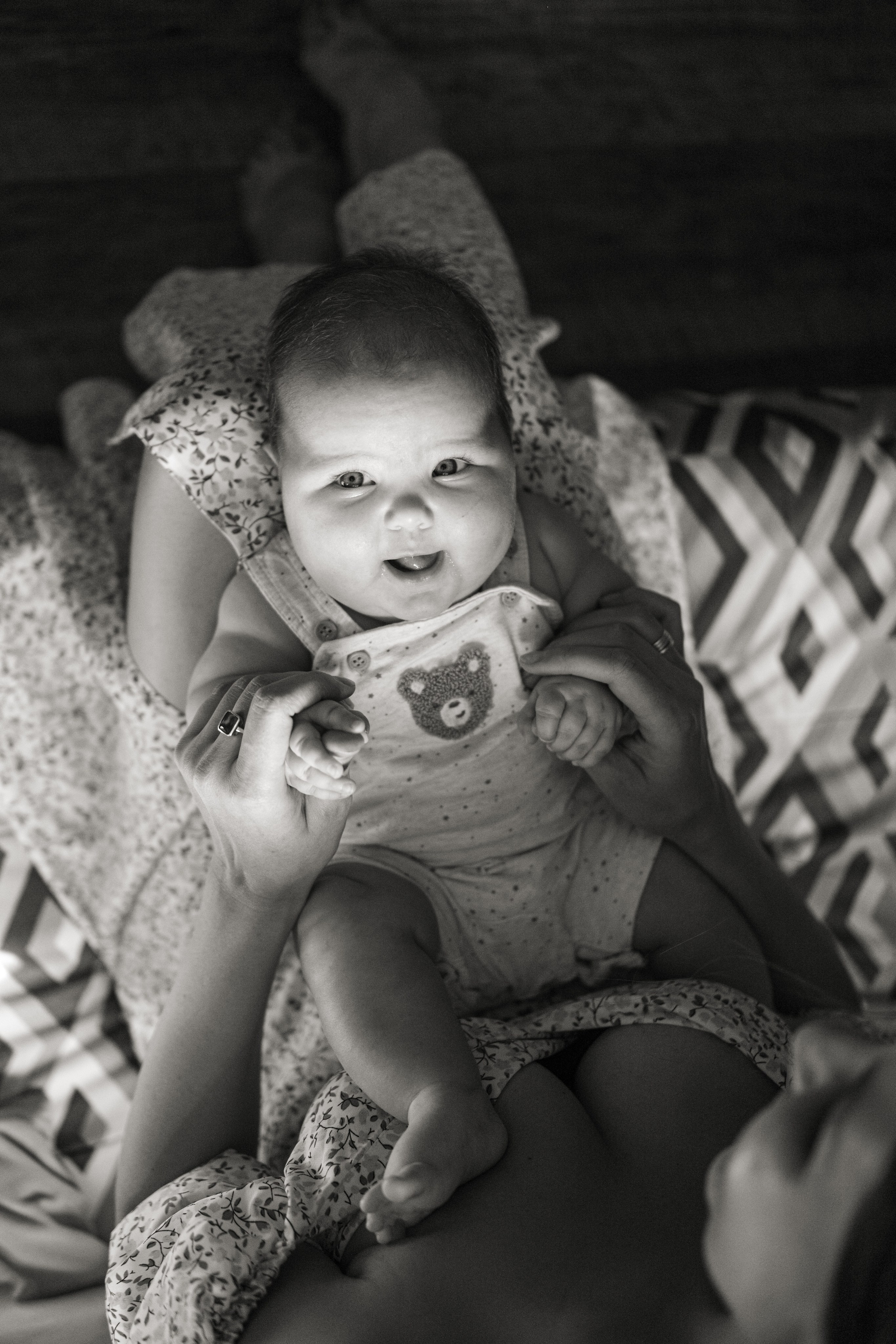 Алиса дома с мамой, братом и котом. Семейный детский ньюборн фотограф в Москве Марта Петрова