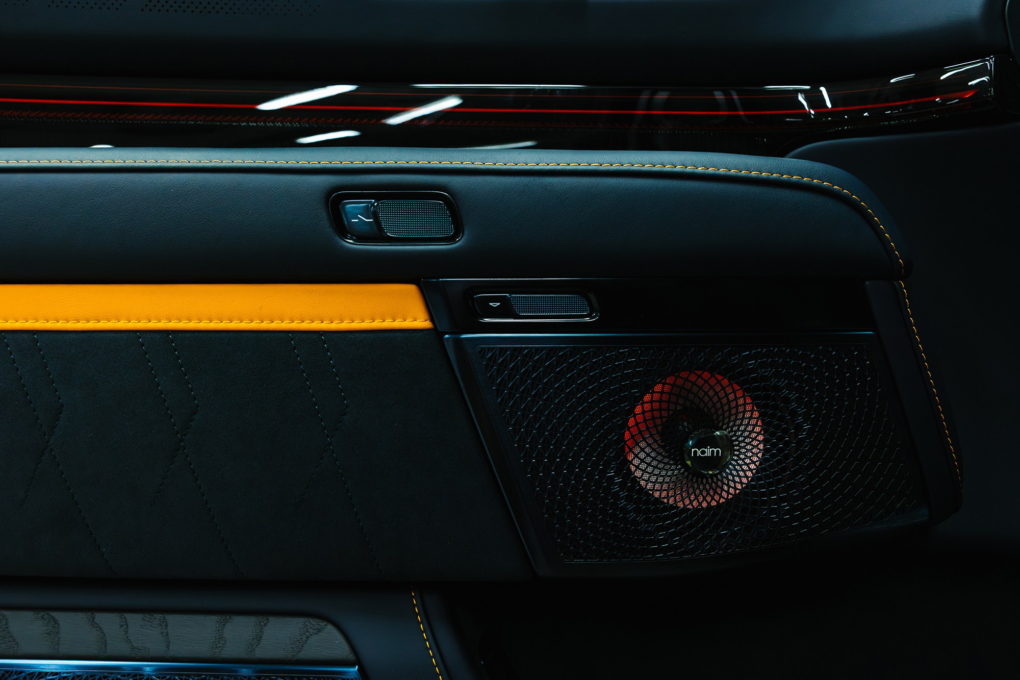 Zeekr 9X 2.0hyb 4WD AT (1401 л. с.) 2025, последовательно-параллельный гибрид, АКПП, 4WD. Автосалон «Х-Авто»