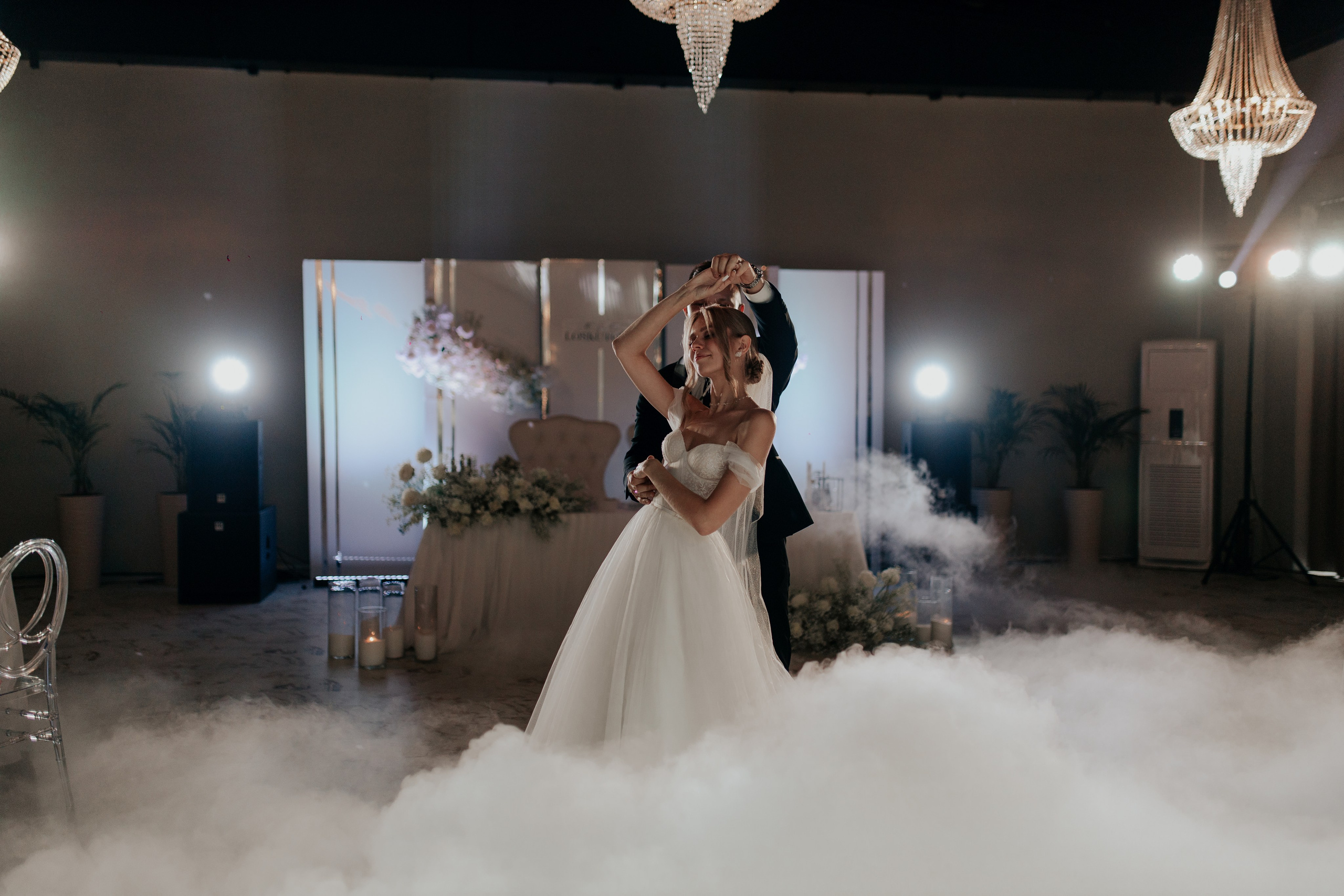 Семья танцует первый танец в Санкт-Петербурге — трогательный момент