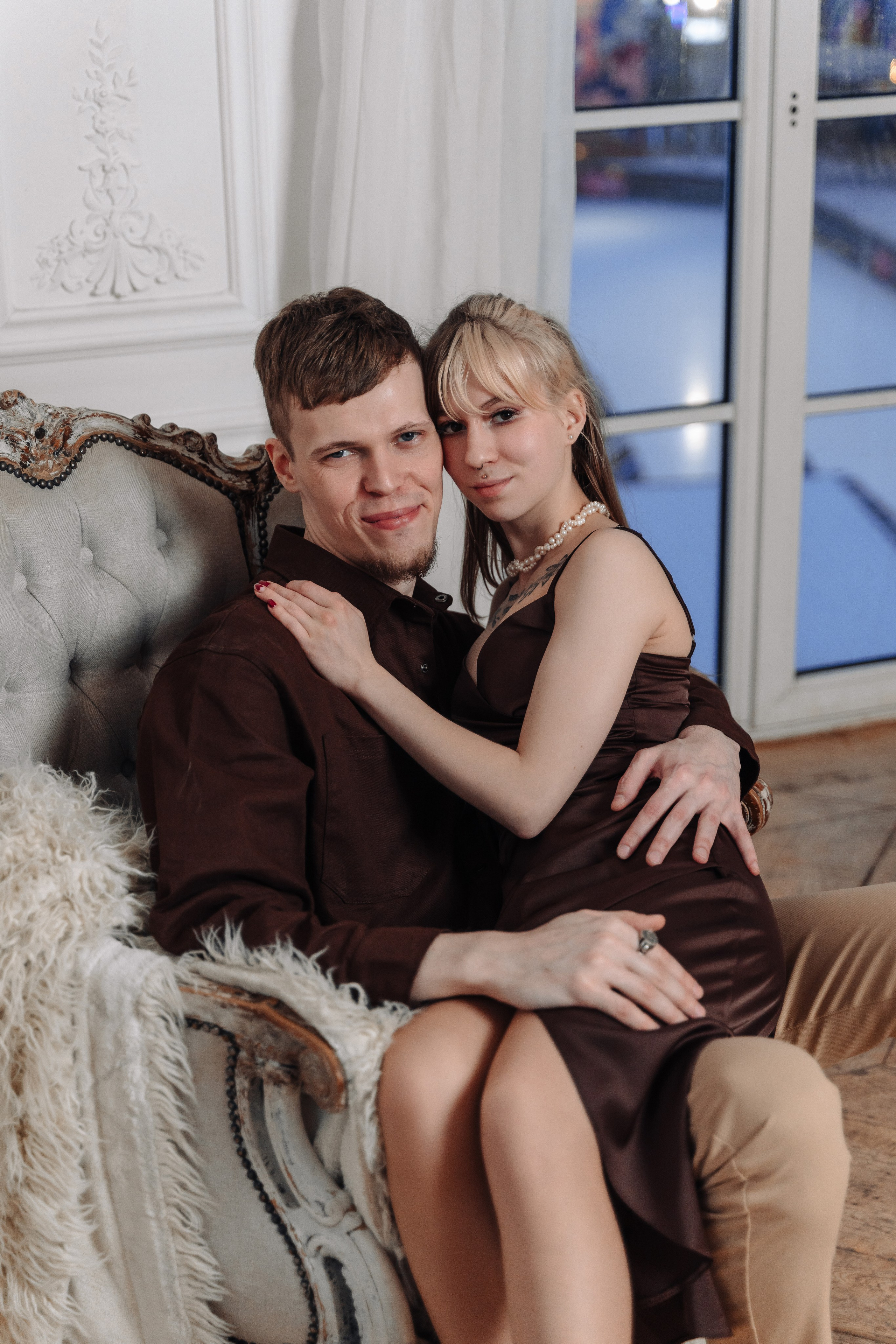 Зимняя фотосессия лавстори с предложением руки и сердца в фотостудии