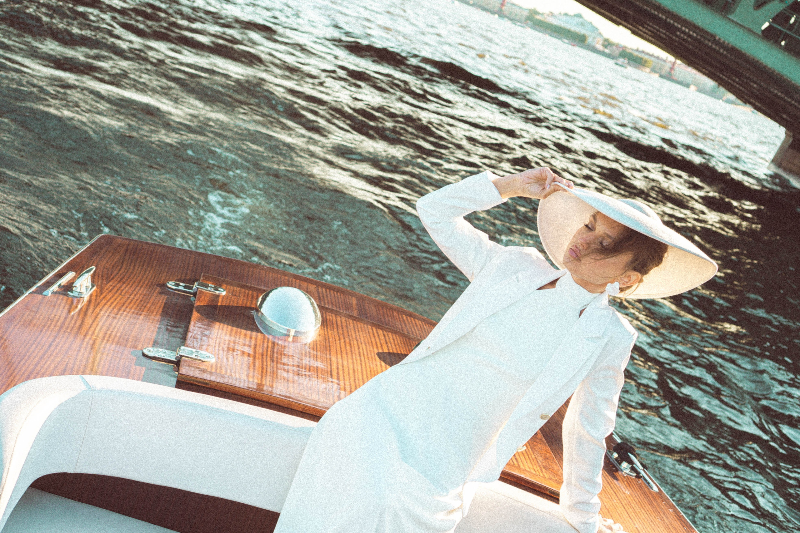 СВАДЕНБНАЯ СЬЕМКА НА КАТЕРЕ ПО КАНАЛАМ САНКТ-ПЕТЕРБУРГА И В АКВАТОРИИ НЕВЫ. Профессиональный фотограф, Санкт-Петербург — Виктория Богомолова