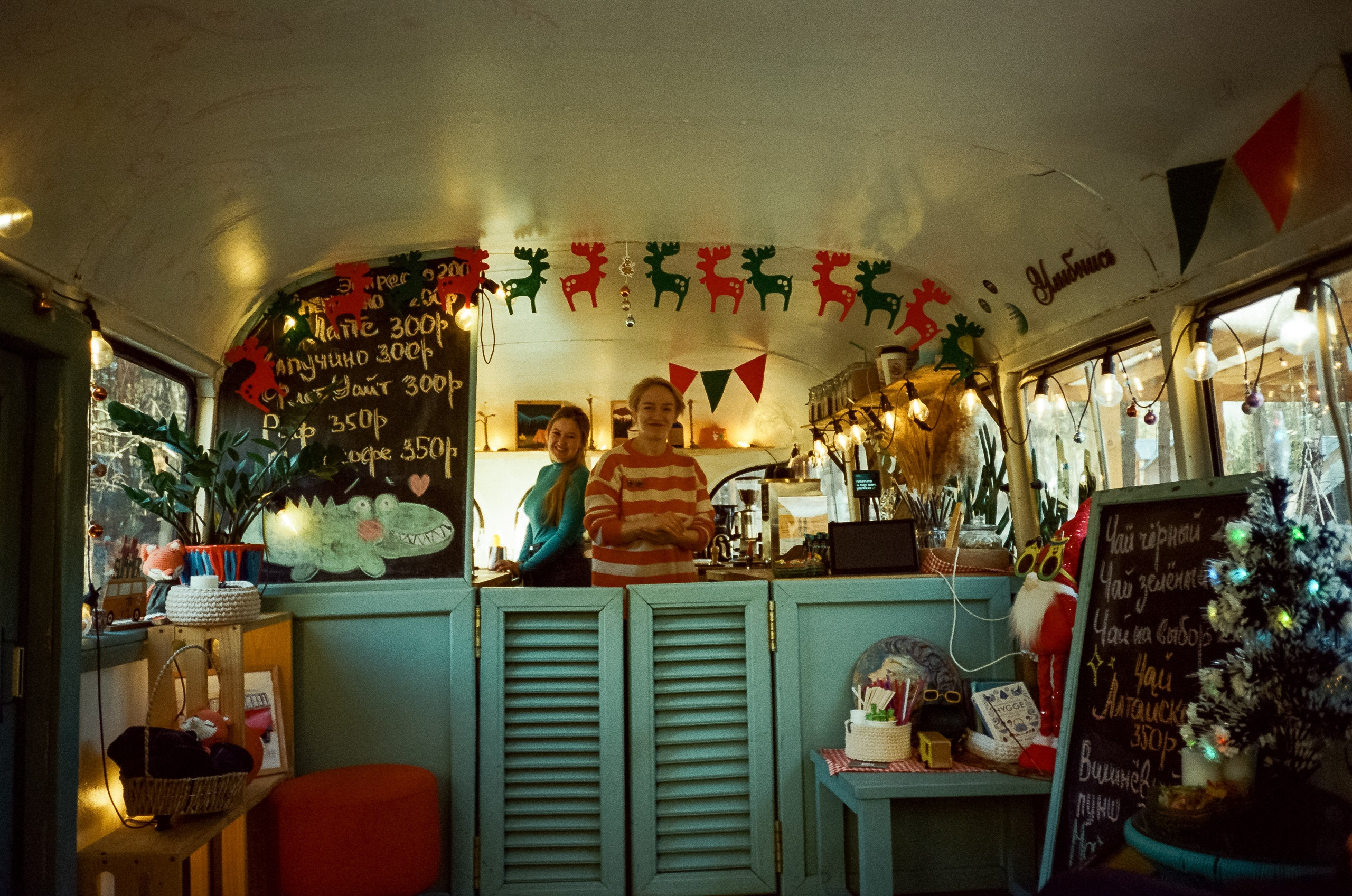 Утро в Манжероке и кафе-автобус Coffee Bus на Чемальском тракте. Фотограф-документалист Мария Осокина