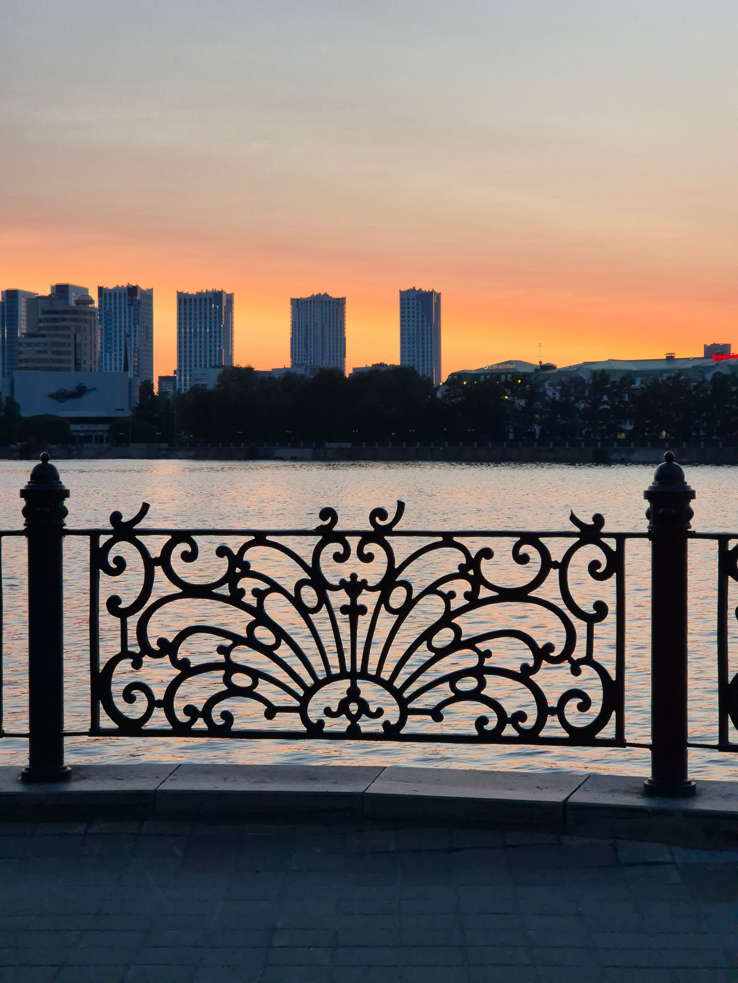 Линия горизонта в городе изрезана, и в 300 м уже лучики солнца видны - а я еще в ожидании