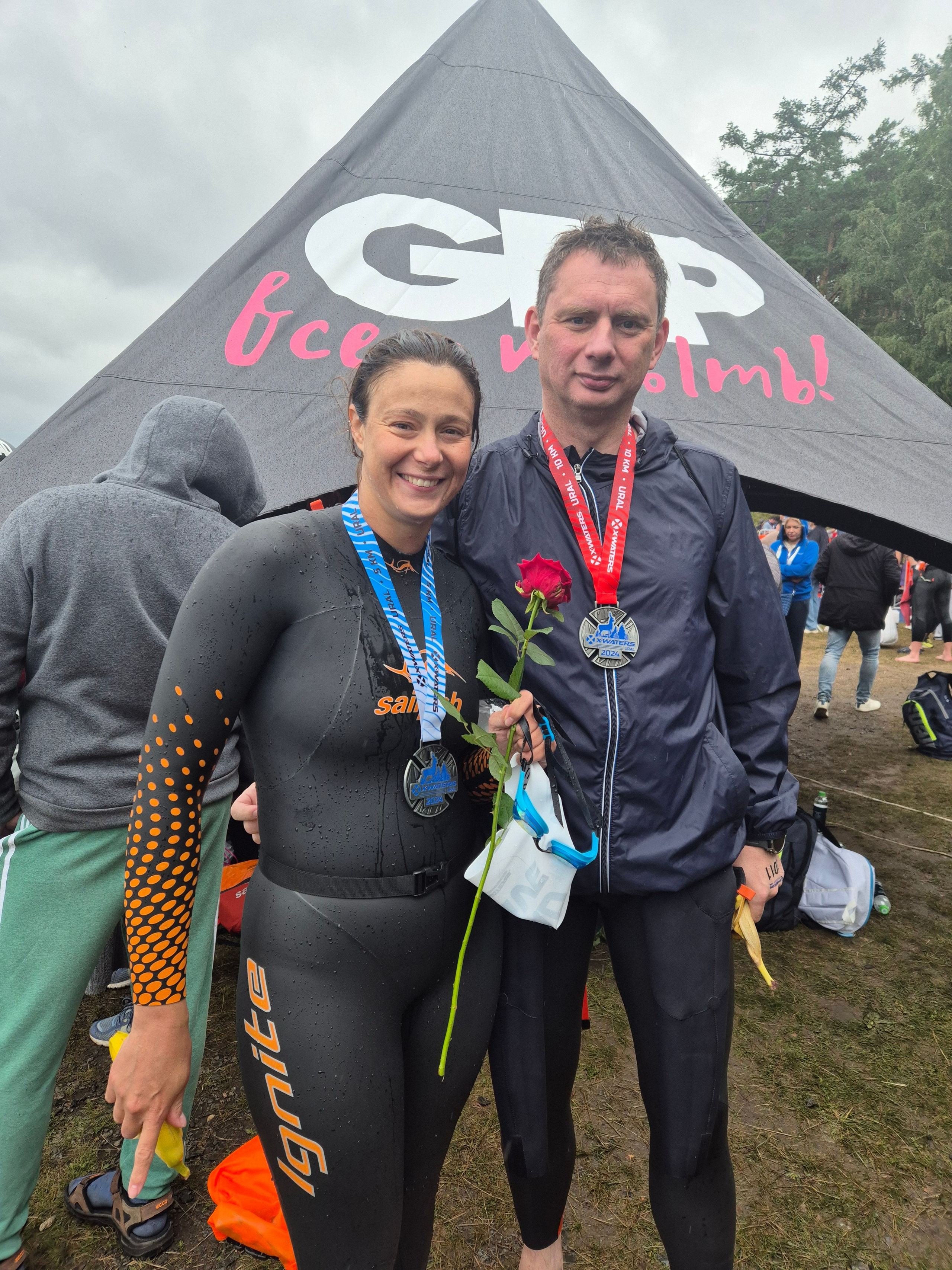 Всем девушкам после 5/10 км вручали цветы. Даше явно же понравилась 5-ка по волнам