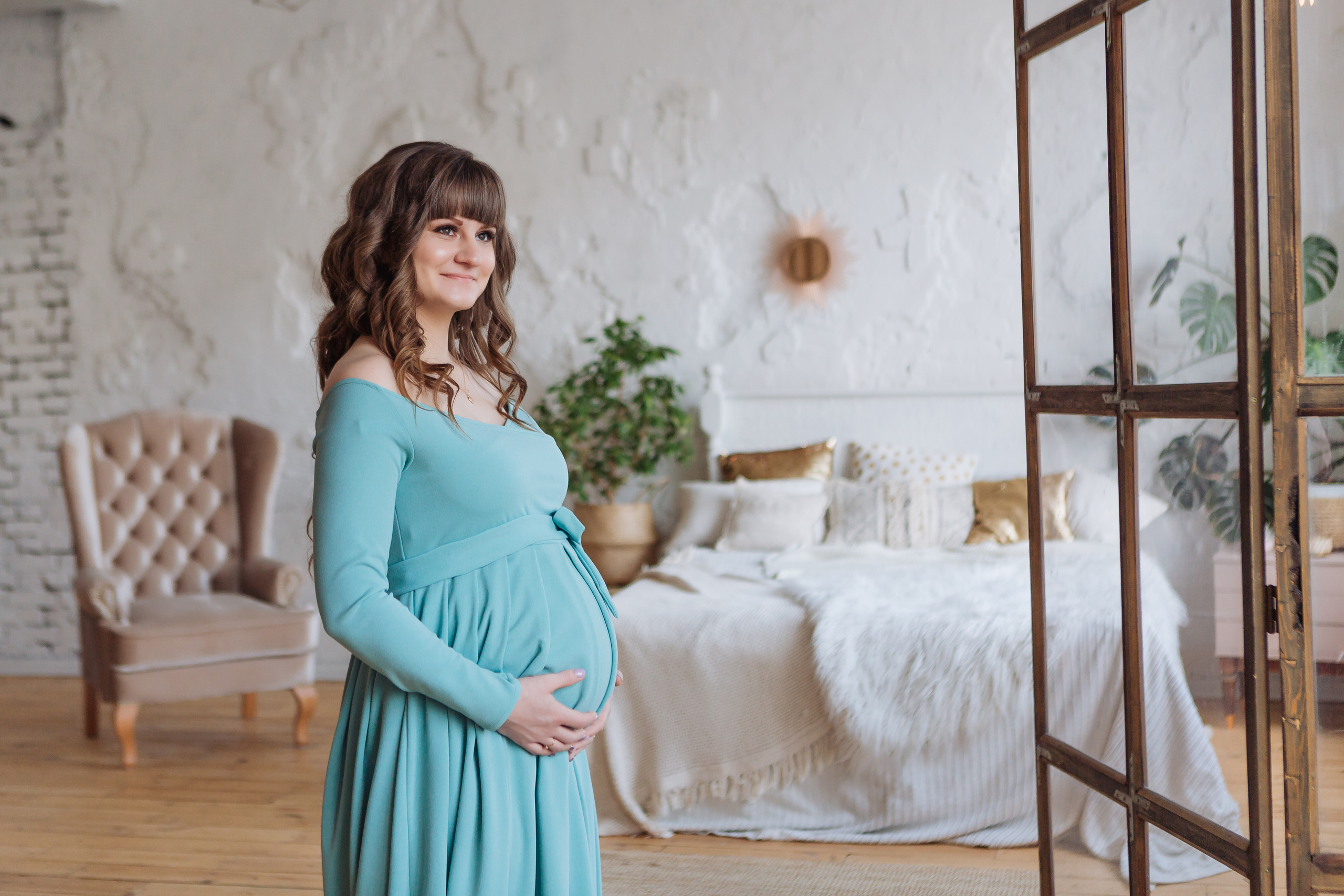 Фотосессия беремемнности с мужем в студии екатеринбург. Фотограф Виктория Темирова Екатеринбург