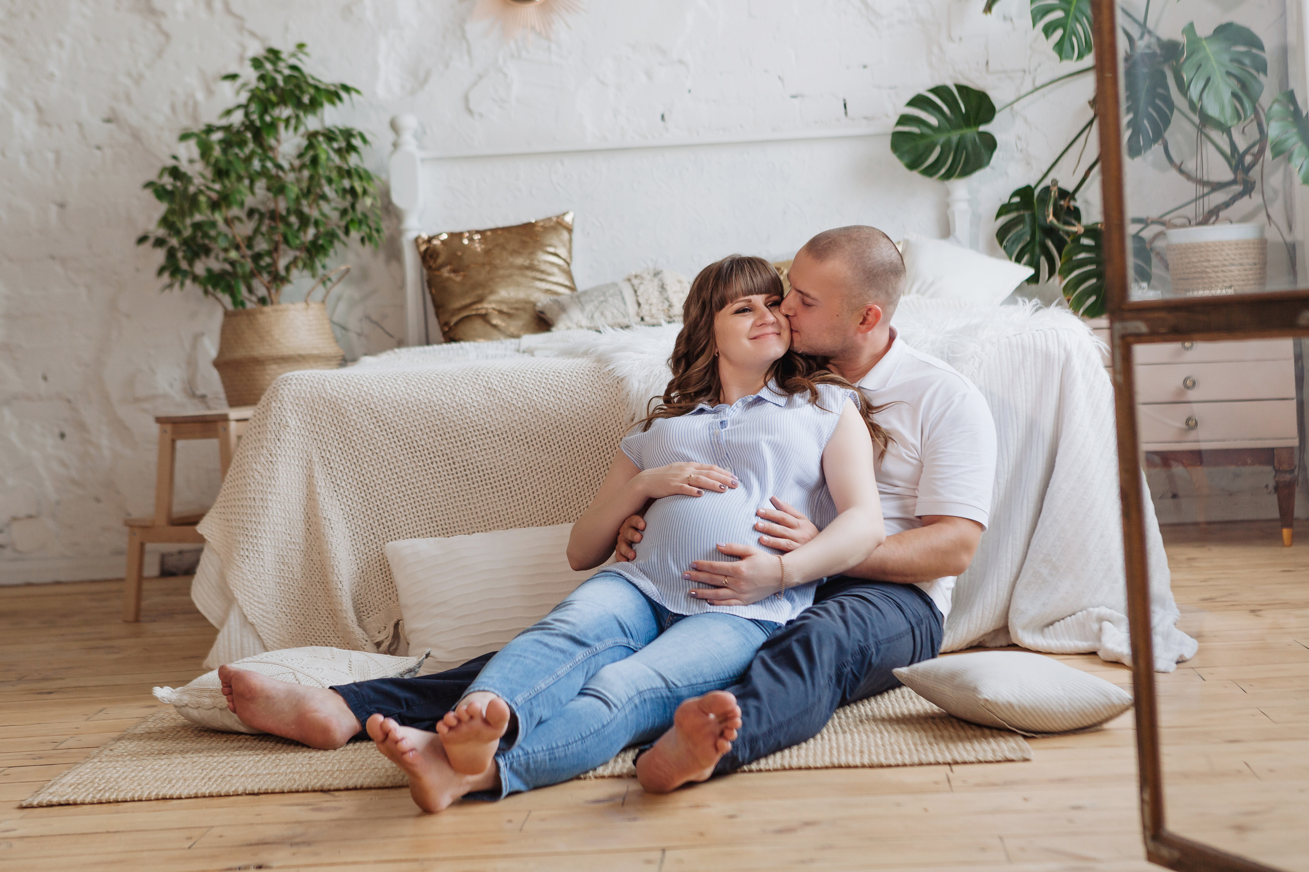 Фотосессия беремемнности с мужем в студии екатеринбург. Фотограф Виктория Темирова Екатеринбург