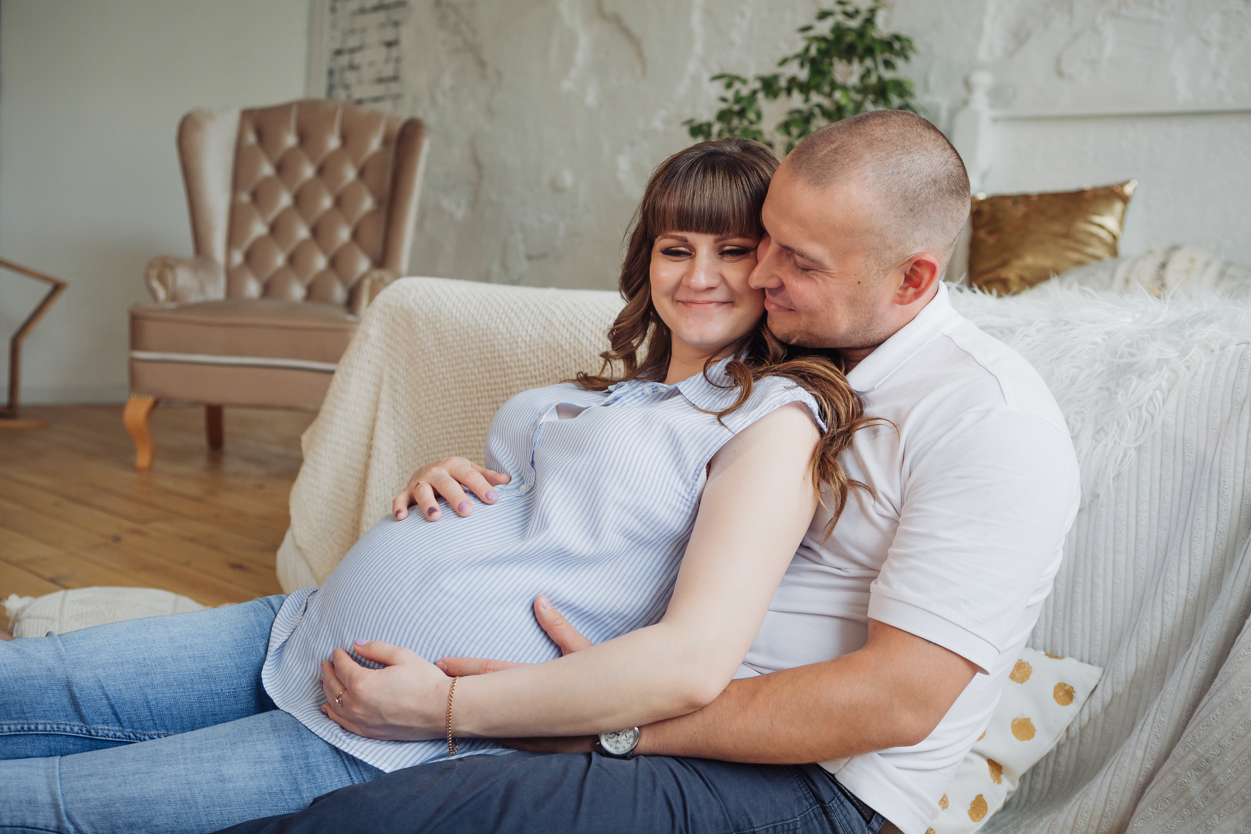 Фотосессия беремемнности с мужем в студии екатеринбург. Фотограф Виктория Темирова Екатеринбург