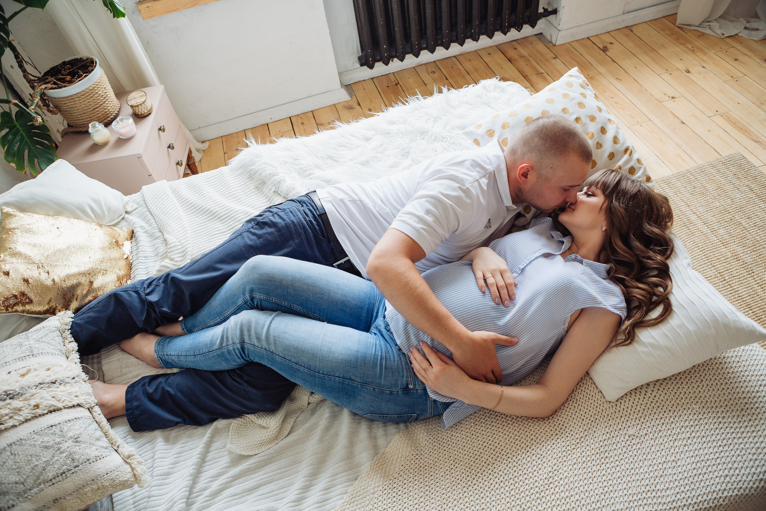 Фотосессия беремемнности с мужем в студии екатеринбург. Фотограф Виктория Темирова Екатеринбург