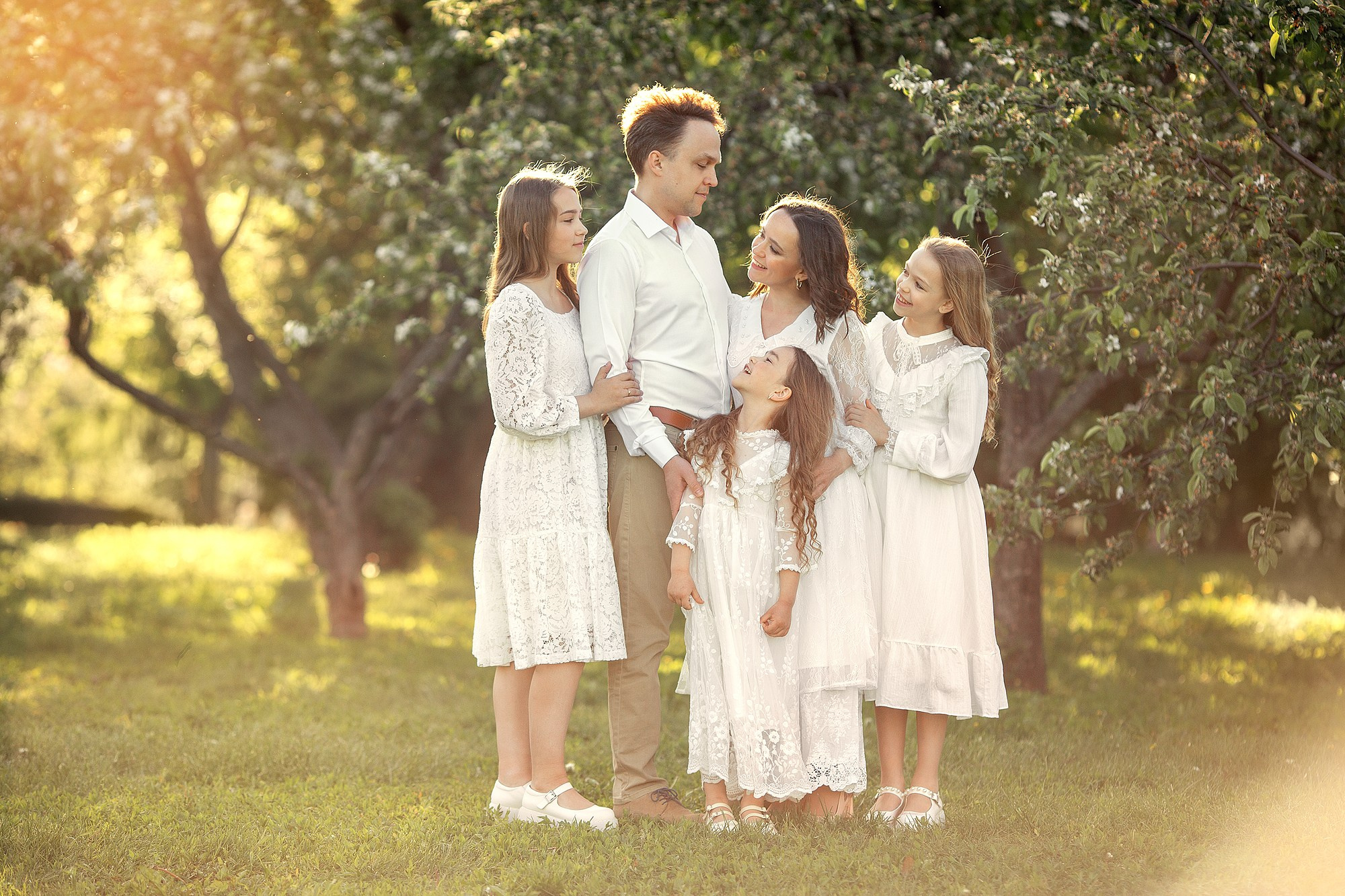 Нежнейшая семейная съемка в белом цветении. Tatyana Nadezhdina Family photographer