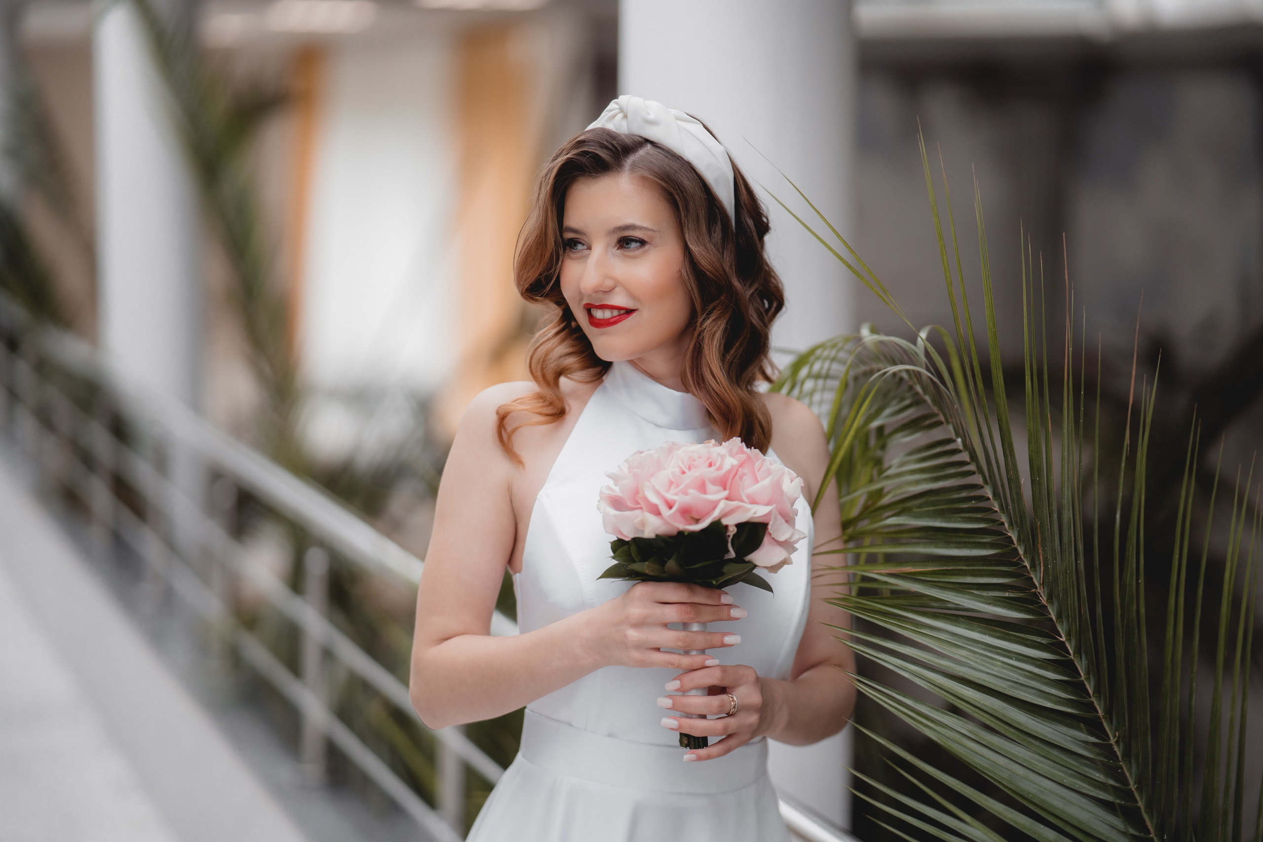 Невеста стоит в коридоре Выборгского загса СПБ