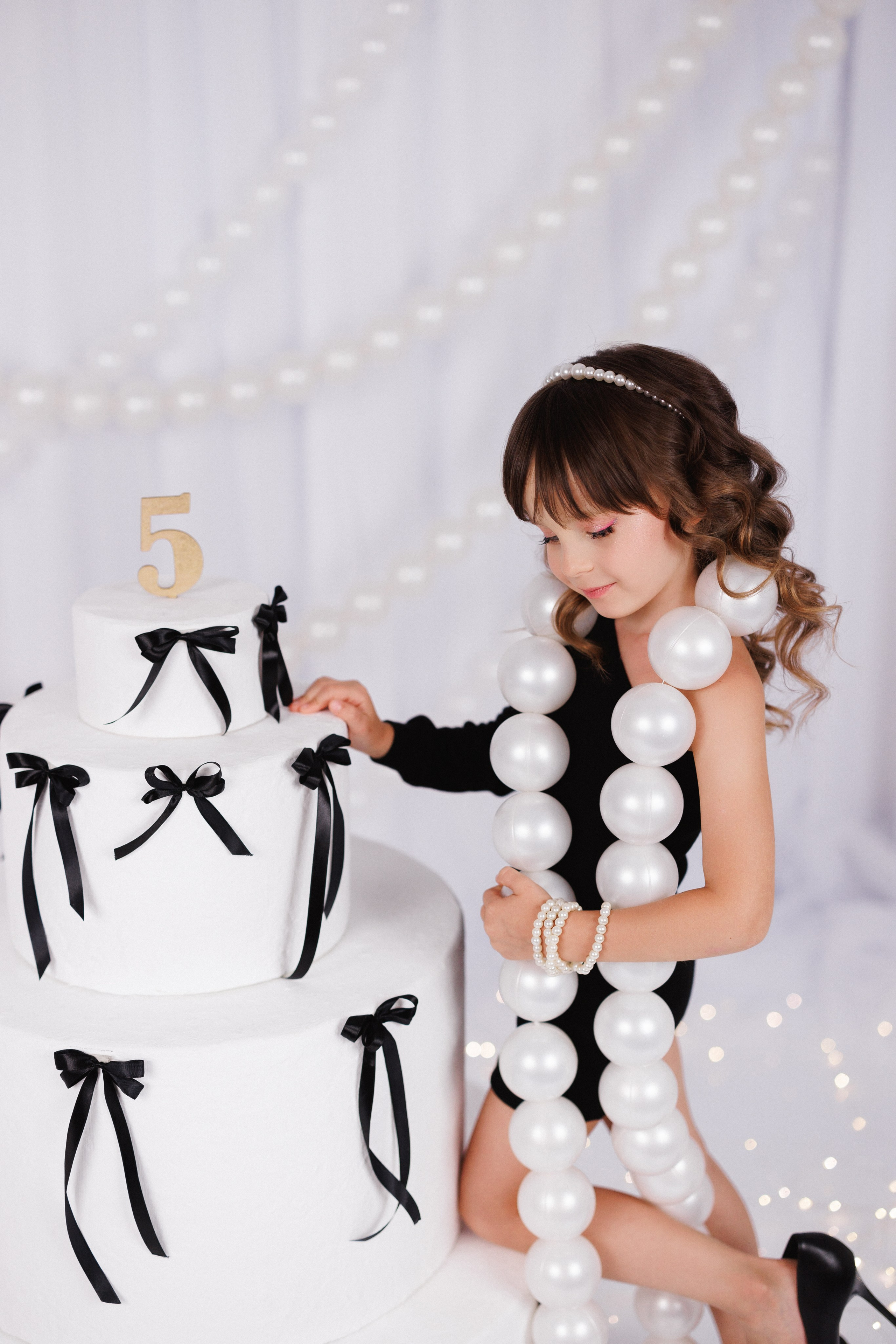 Фотосессия к дню рождения с большим тортом, в детской фотостудии «Антураж», город Краснодар. Семейный и детский фотограф в Краснодаре Анна Трашкова