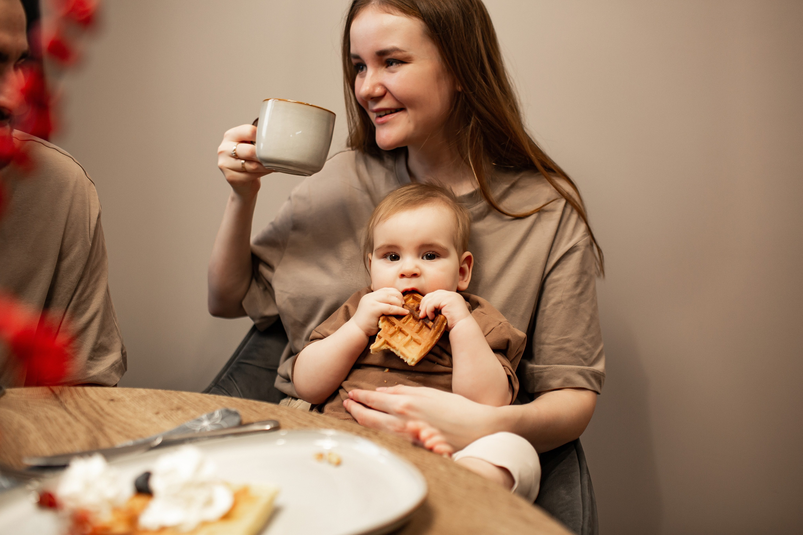 Совместный завтрак. Семейная съемка — это красивый способ признаться своей семье в любви
