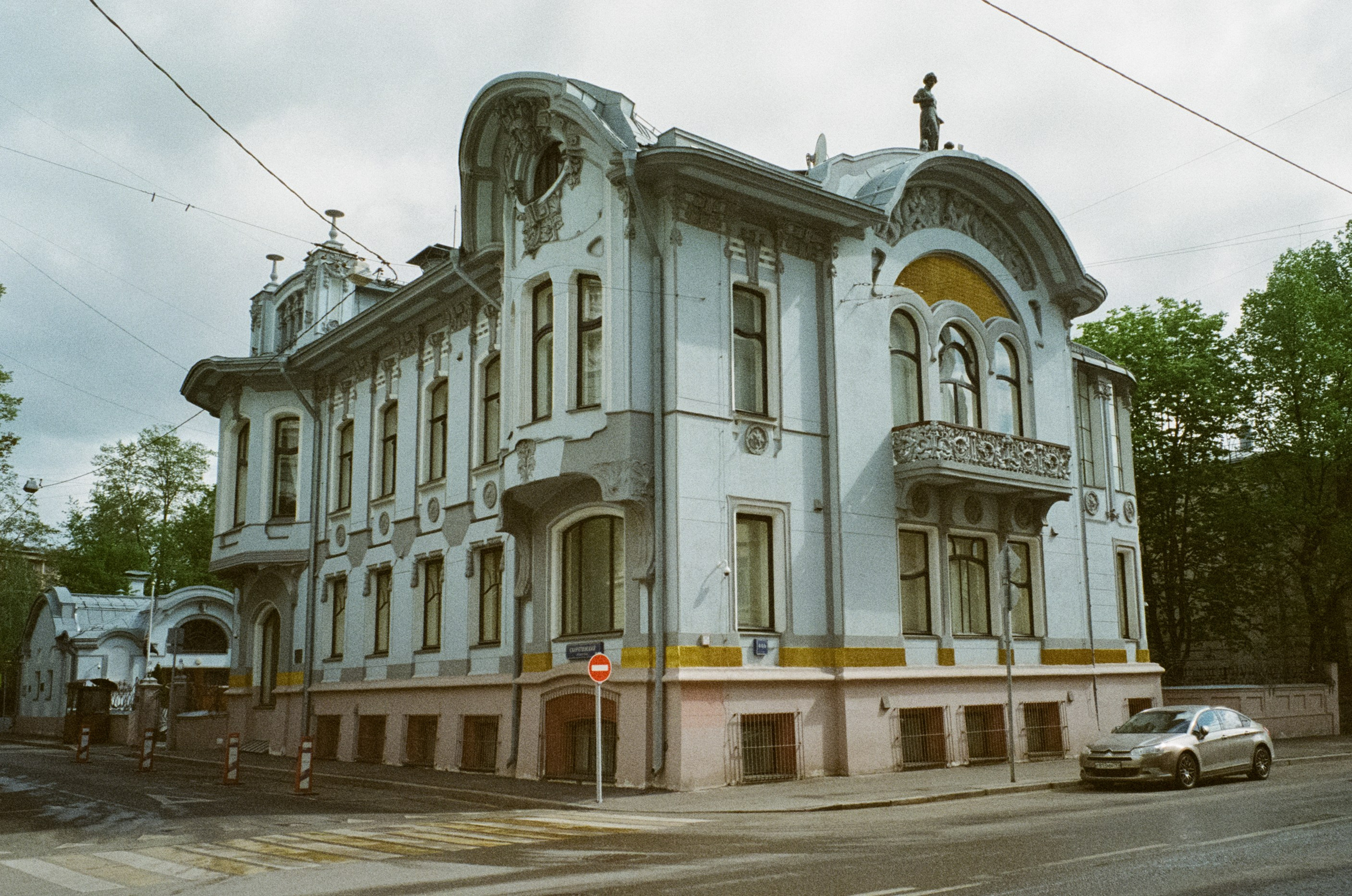 Ул. Поваровка и окрестности | Voigtlander BESSA-T — Voigtlander Ultron 28 mm f/2 | Kodak Ultramax 400 (просрочка) @ ISO 100