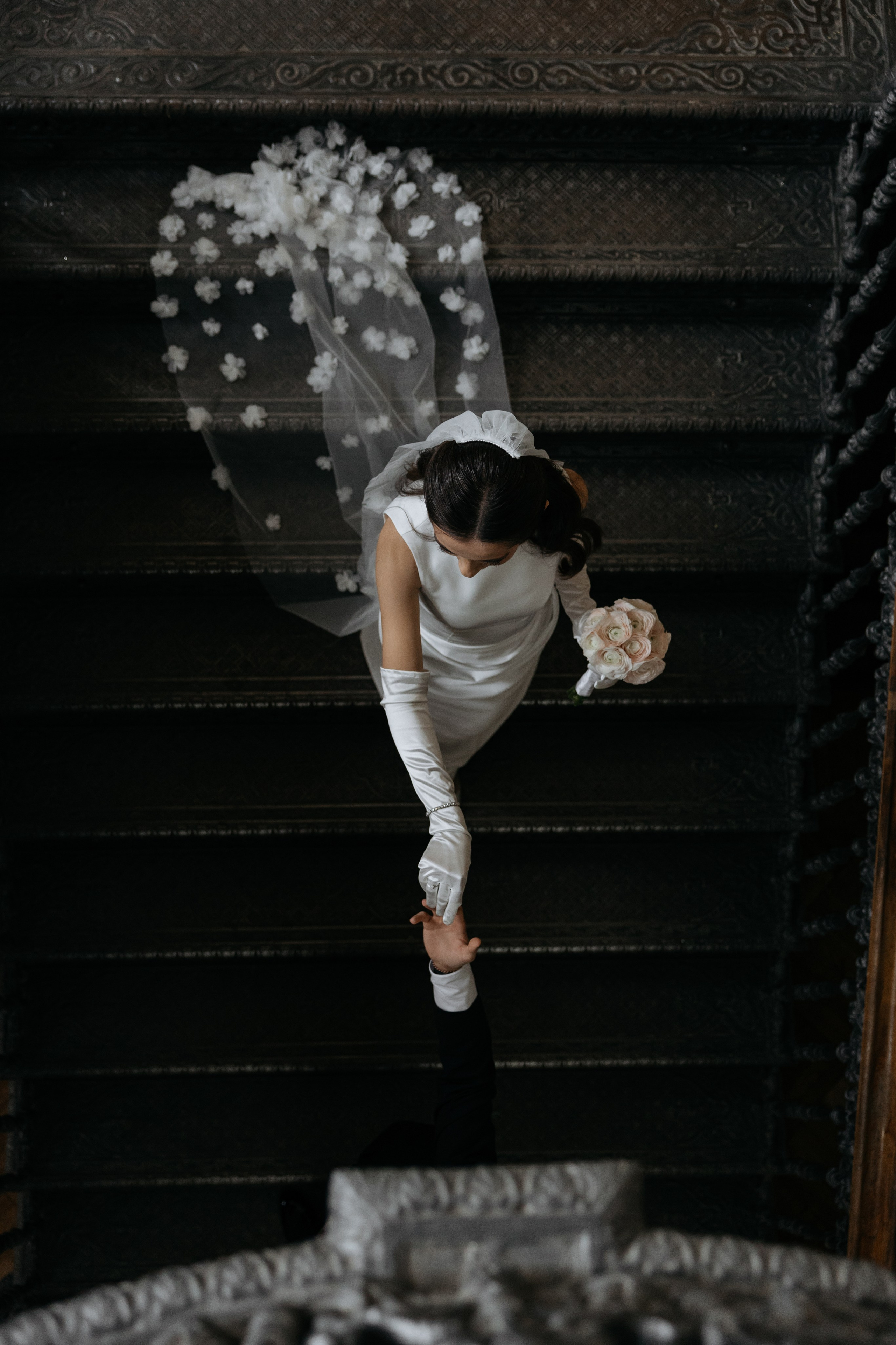 Роспись в Кутузовском ЗАГСе, фотосессия в Пушкинской библиотеке и банкет (семейный ужин) в ресторане «Кафе Пушкинъ». Свадебный фотограф в Москве Полина Лелетко