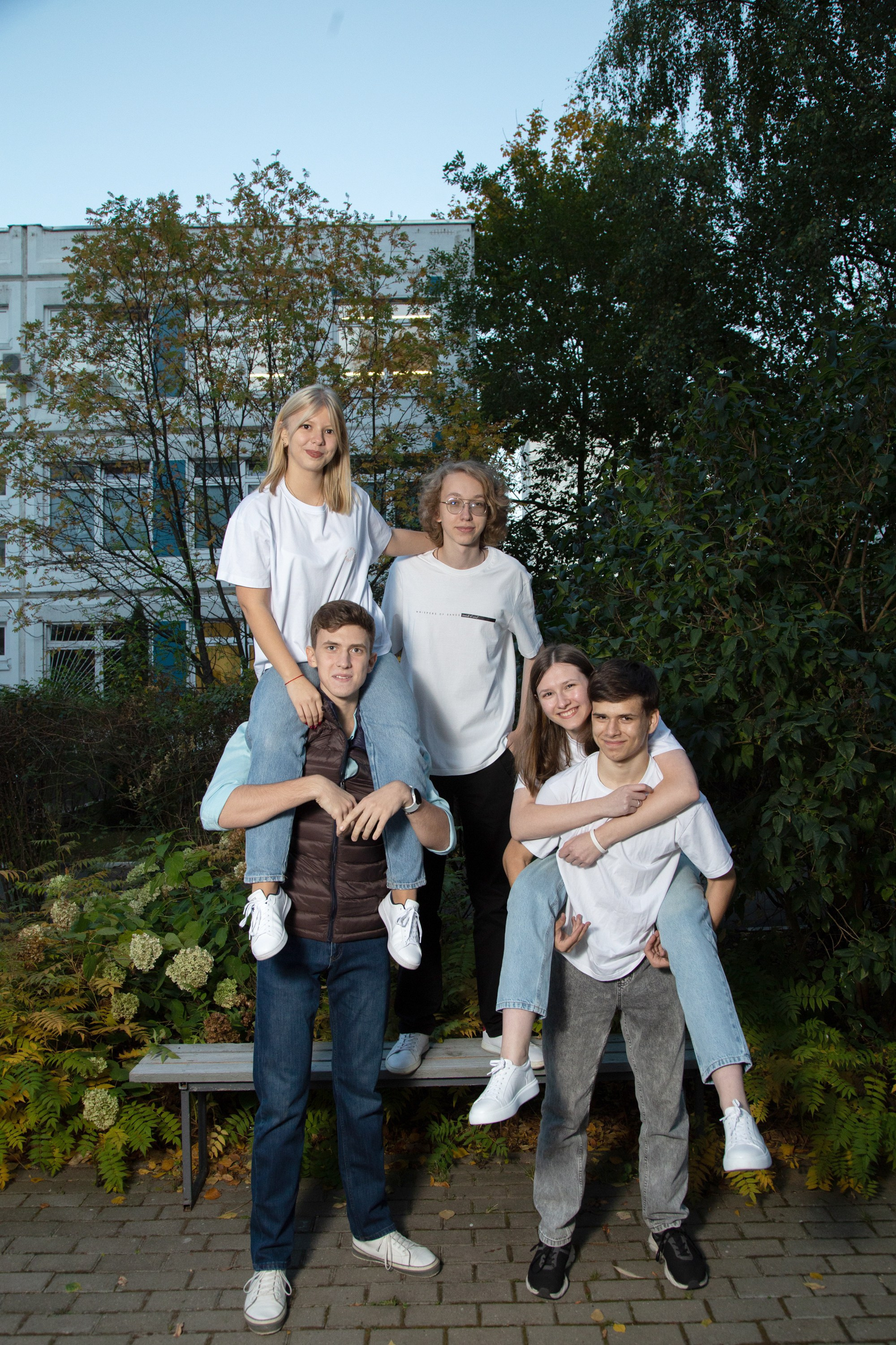 Галерея фотографий для старшей школы. Выпускные фотоальбомы на заказ в Москве. Ксения Фоломкина