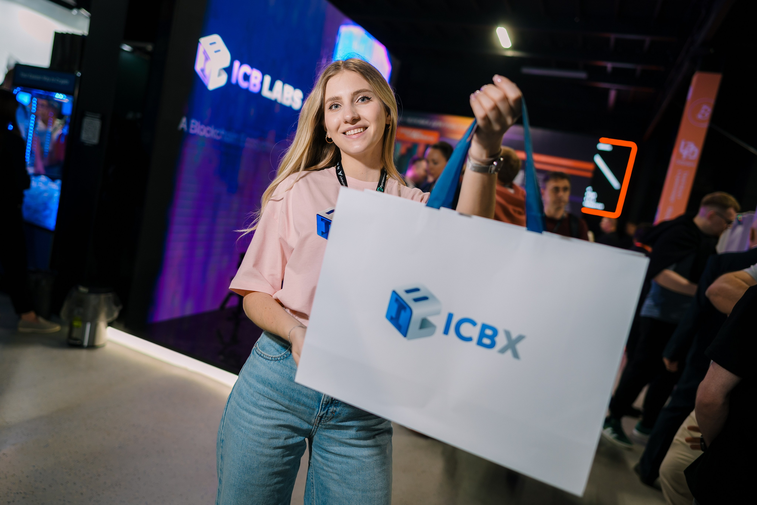 Blockchain Forum 2025. Ilya Foxy — автомобильный фотограф