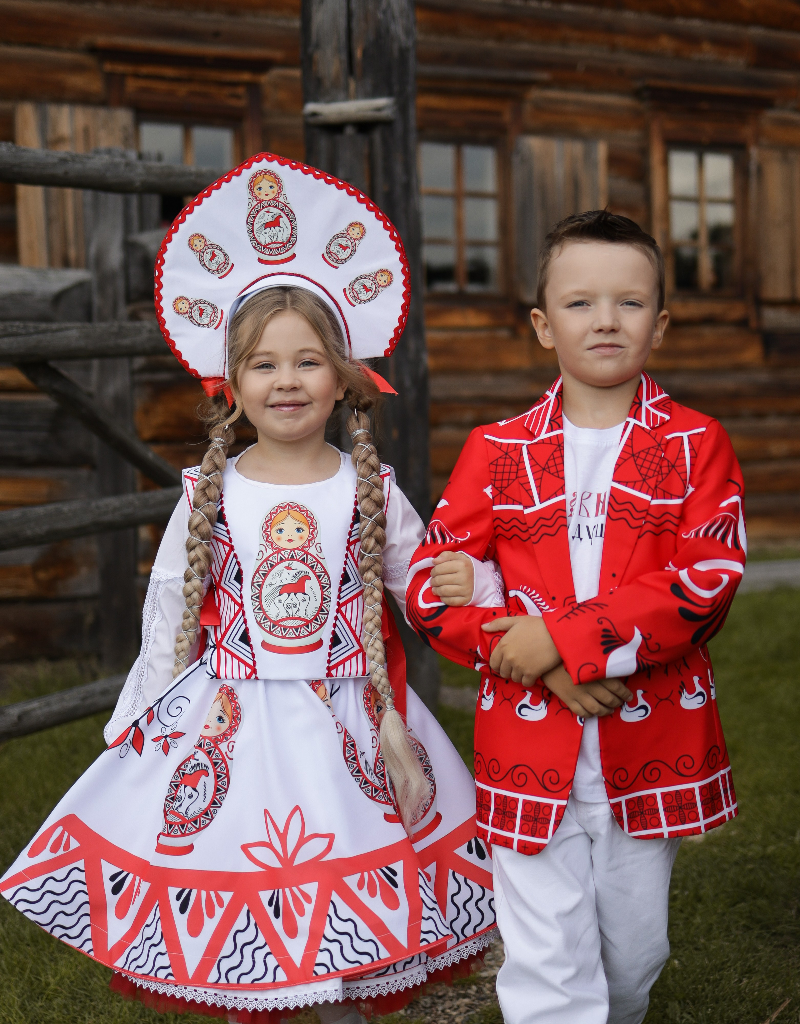 На фото наряды с орнаментом Мезенской росписи.