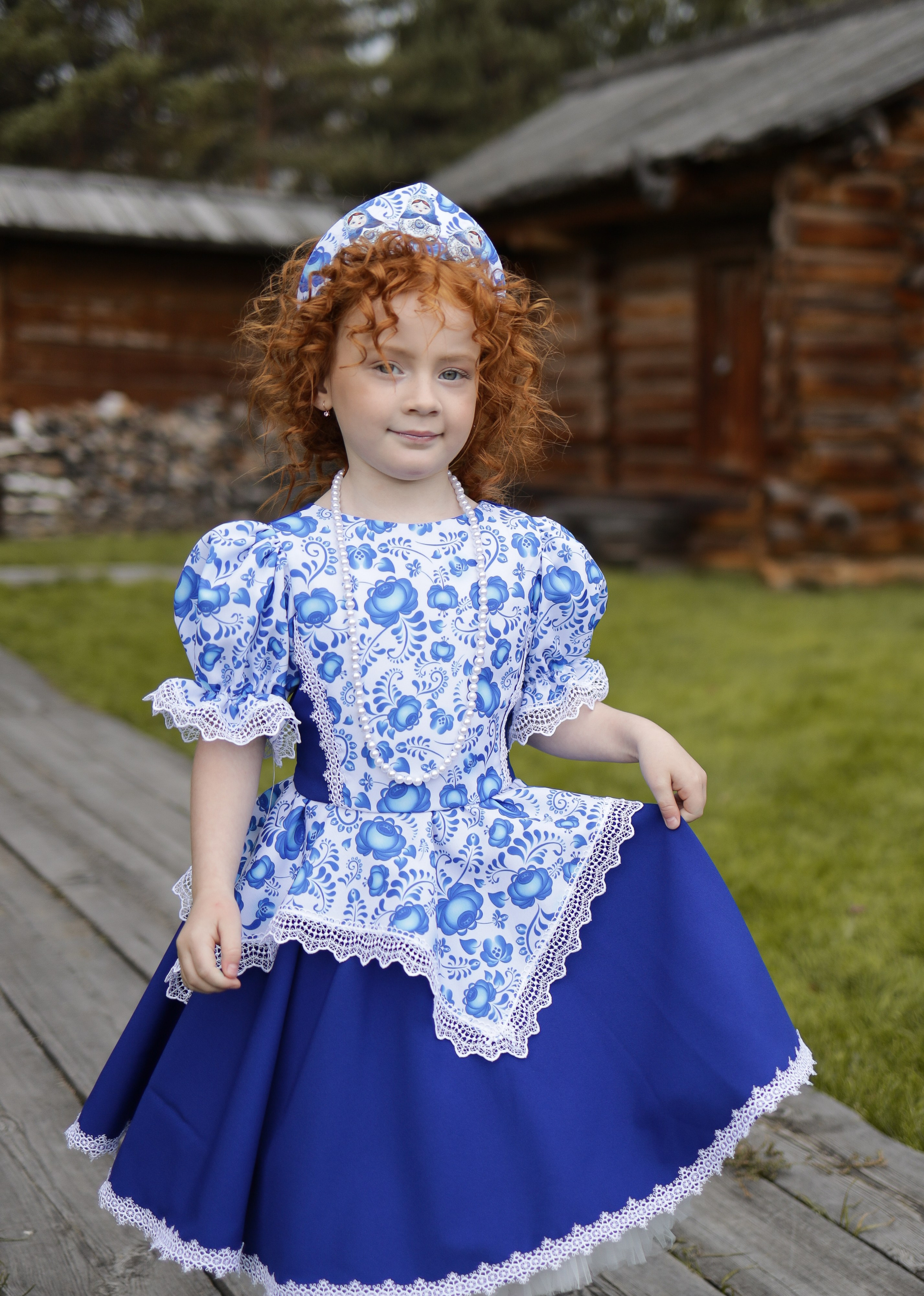 Платье С орнаментом " Гжель" на синем фоне, подойдёт на девочку ростом 116 см. В комплекте мини кокошник. Стоимость аренды 2800 р. сутки.