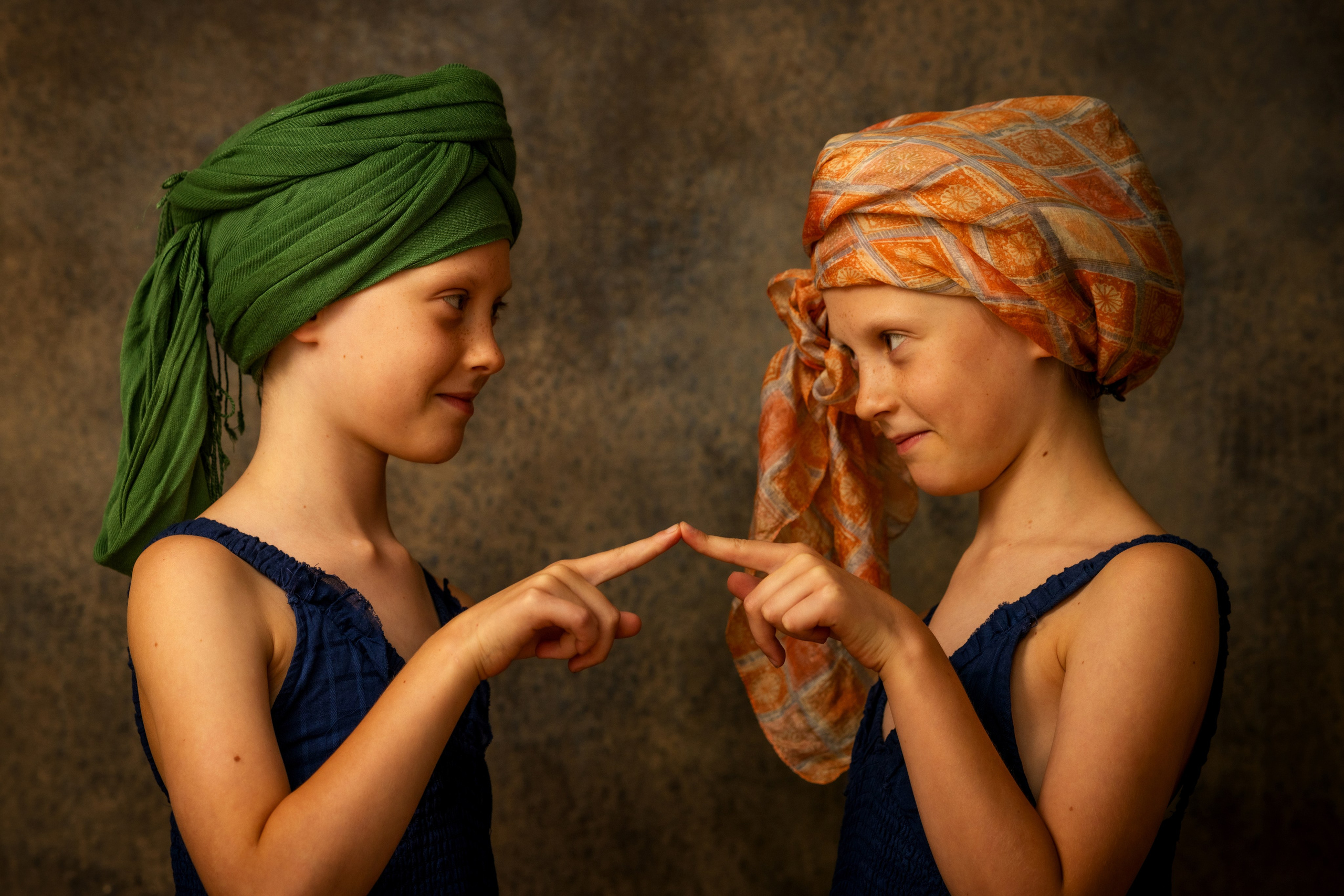 Детский портрет в студии в Граце: девочка в платке. Портретная и индивидуальная фотосъёмка в Граце и Тюмени