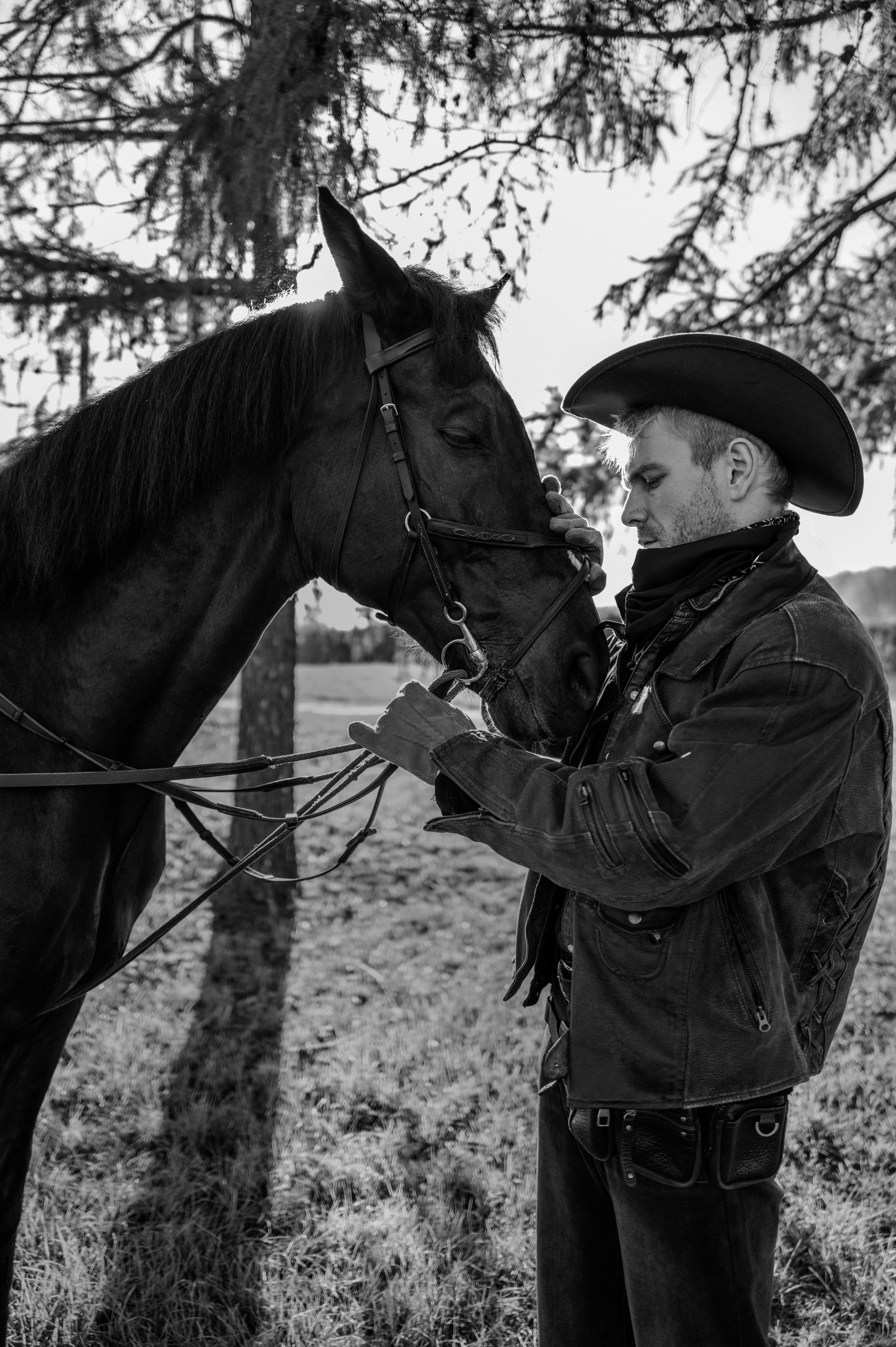 Художественный мужской портрет, подчеркивающая индивидуальность.