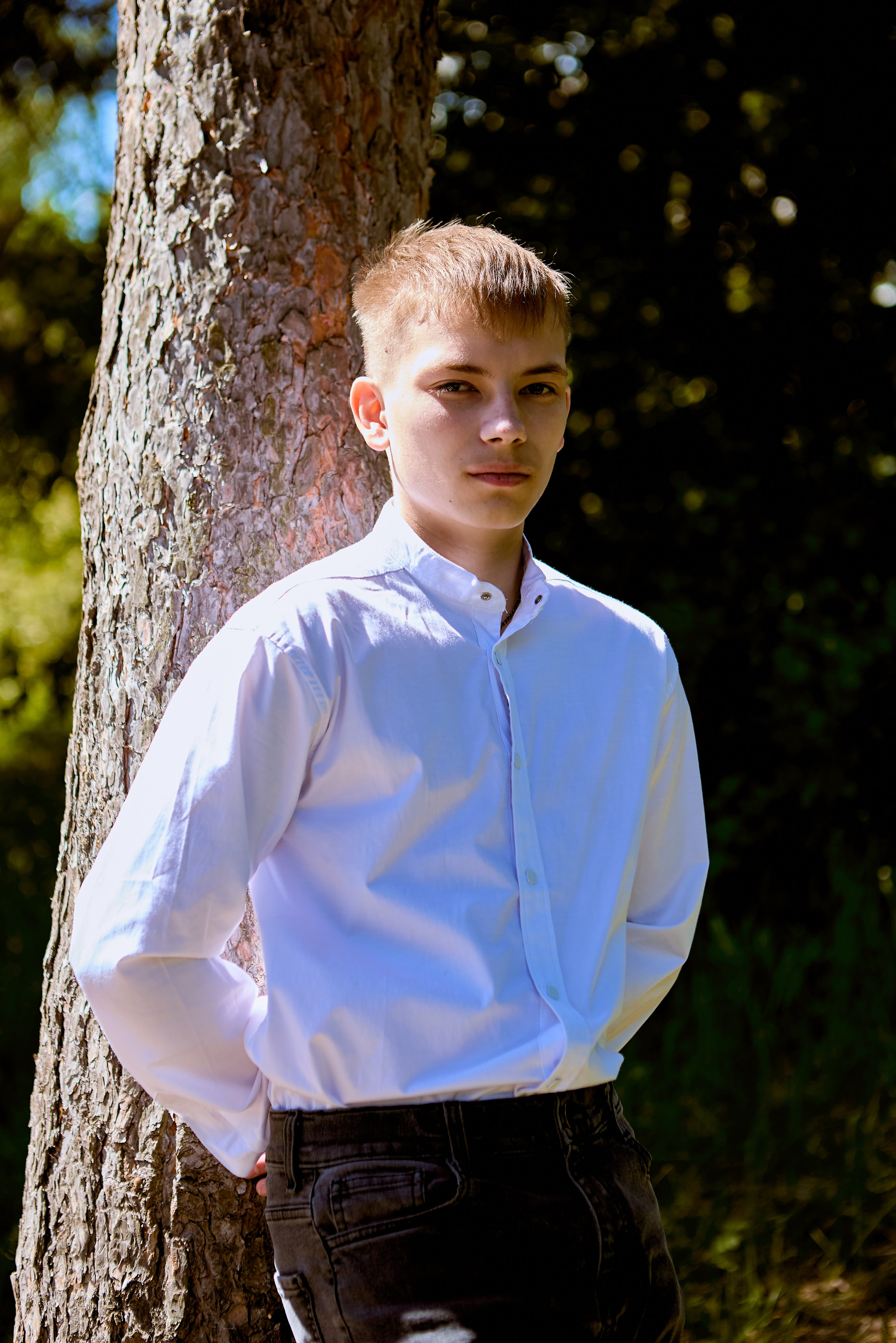 Юный ученик девятого класса в лучах солнечного света, запечатлённый Николаем Головановым православным фотографом, г. Дзержинск.