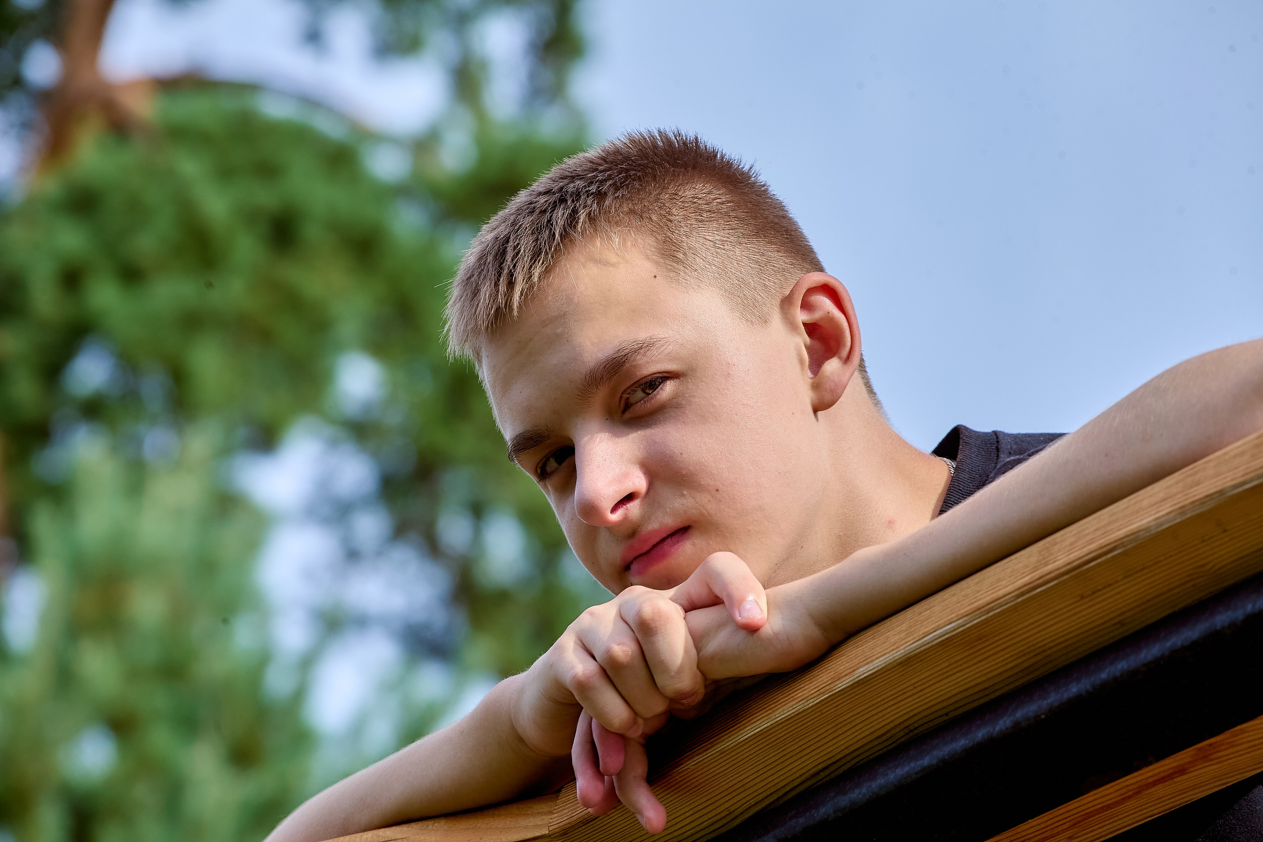 Семейная прогулка летом на озере