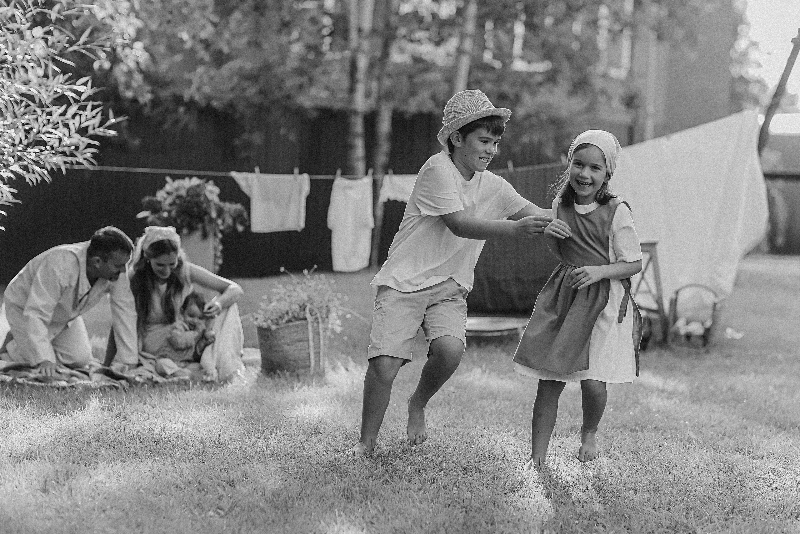 Стирка у дома. Семейный фотограф Тюмень, фотограф на роды Салмина Мария