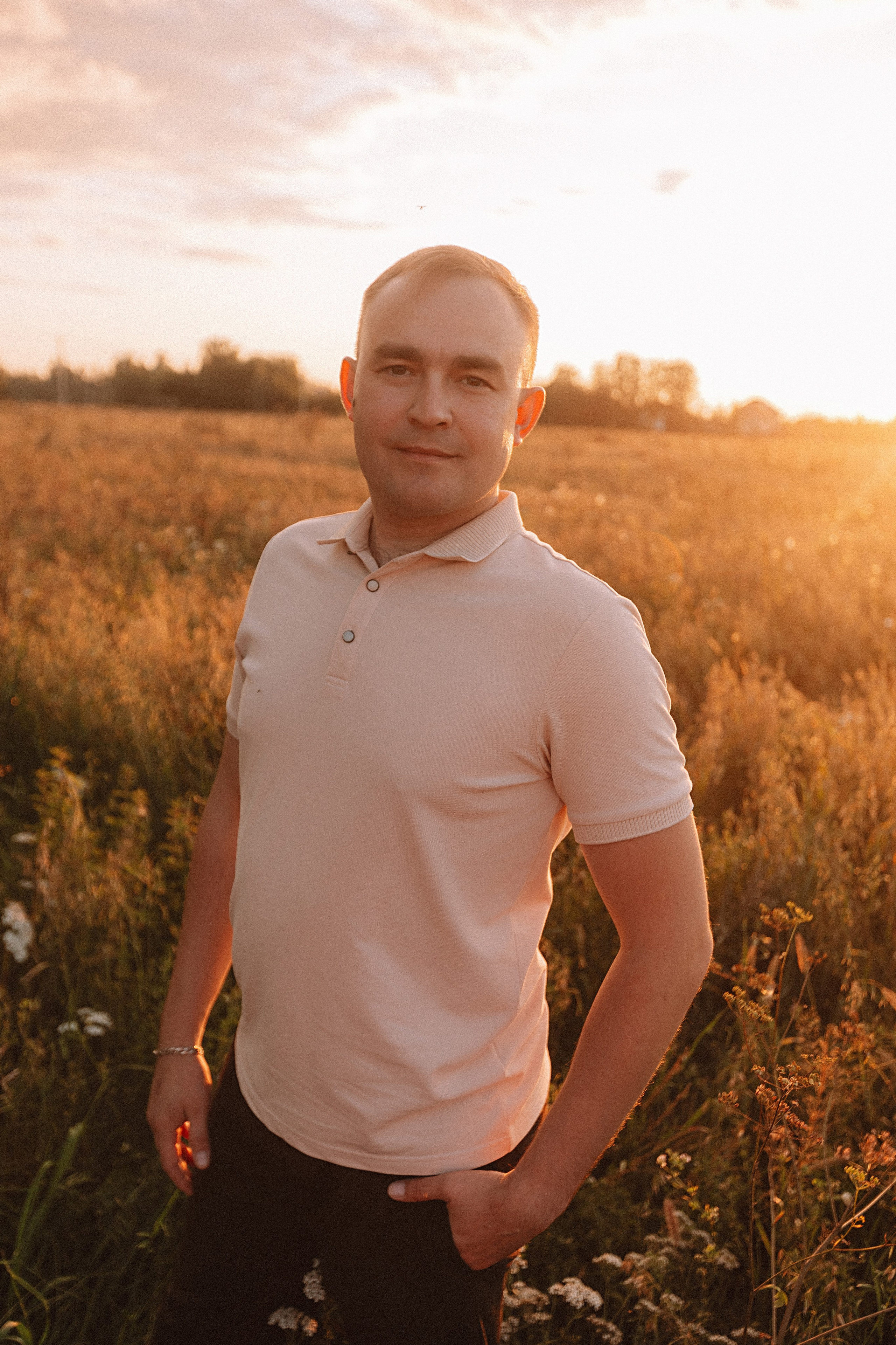 Поле love story на закате. Семейный фотограф Тюмень, фотограф на роды Салмина Мария