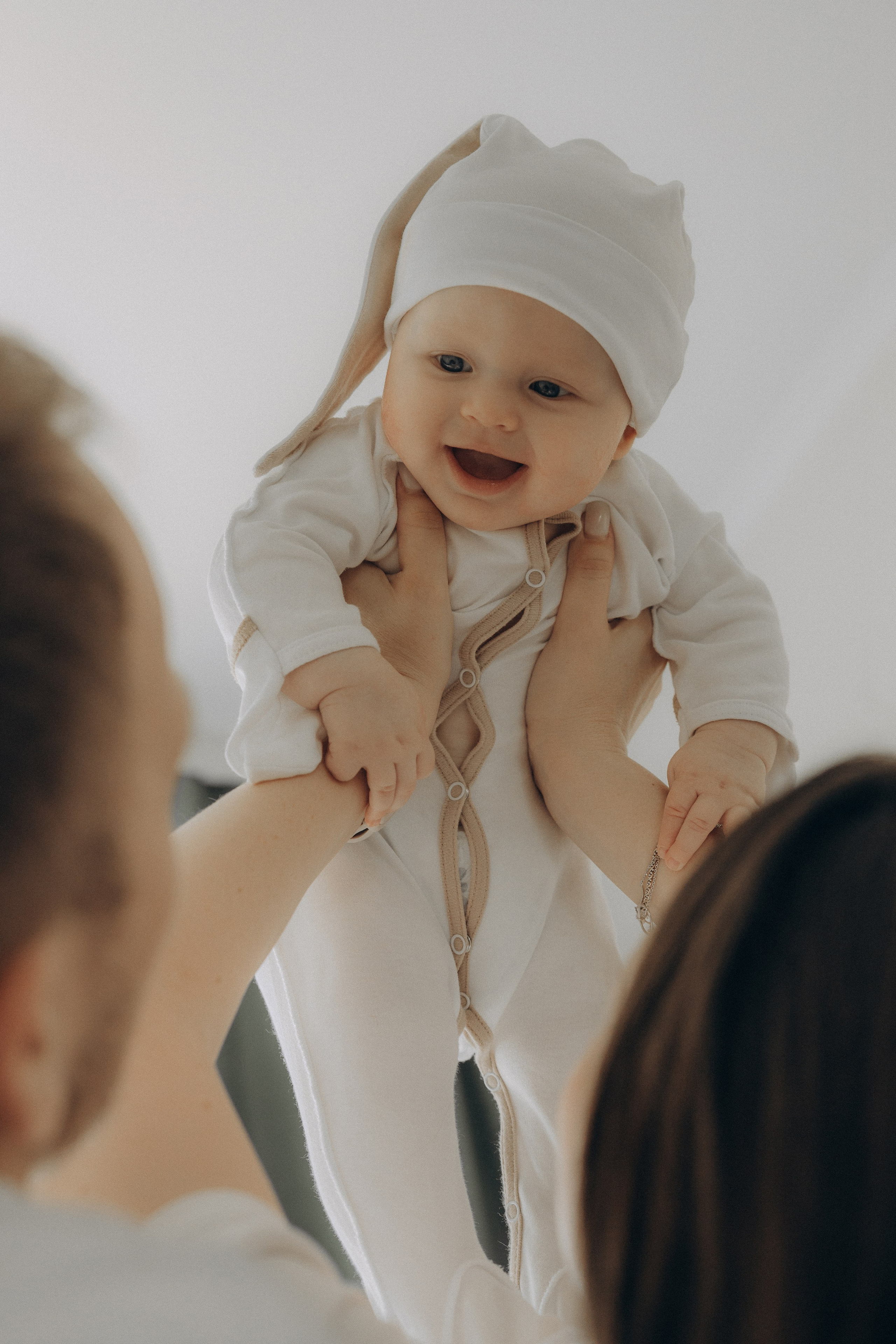 Семейная фотосессия с младенцем на руках у мамы и папы