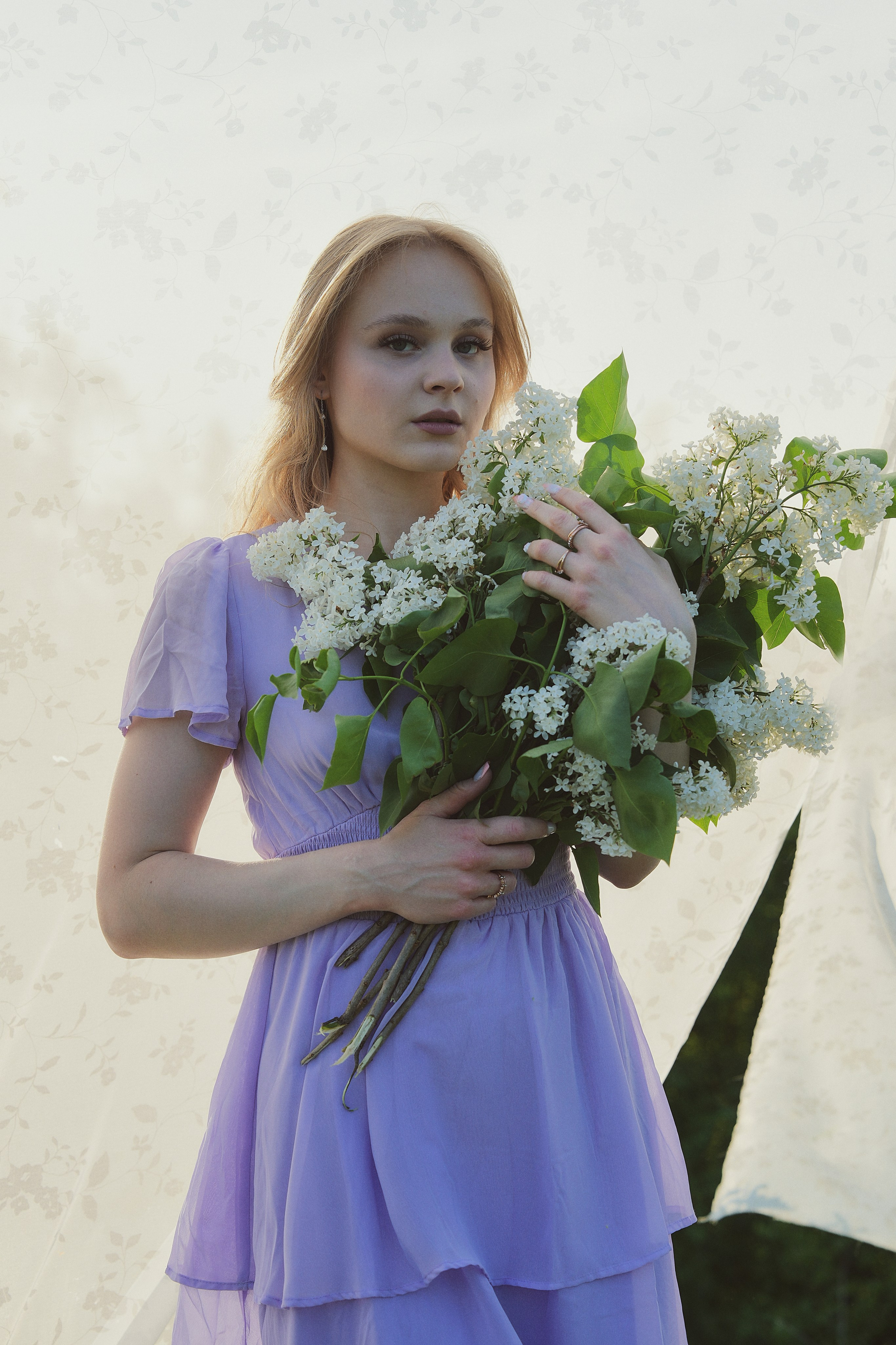 Съемка Кати в контровом свете с белой сиренью. Фотограф Светлана Боровикова в Домодедове