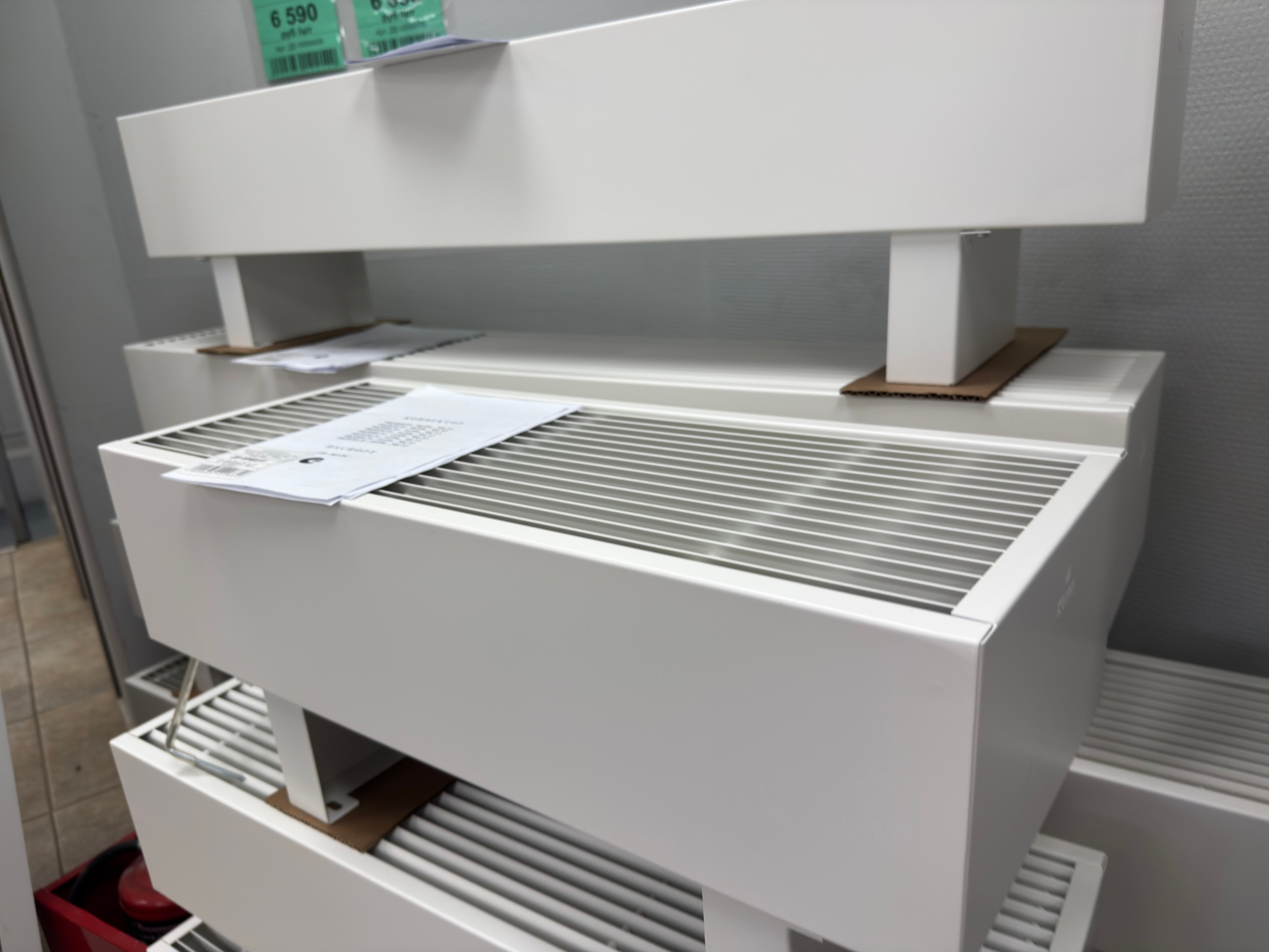 Напольные радиаторы водяные Isoderm Коралл. Строительный магазин низких цен Экономкин