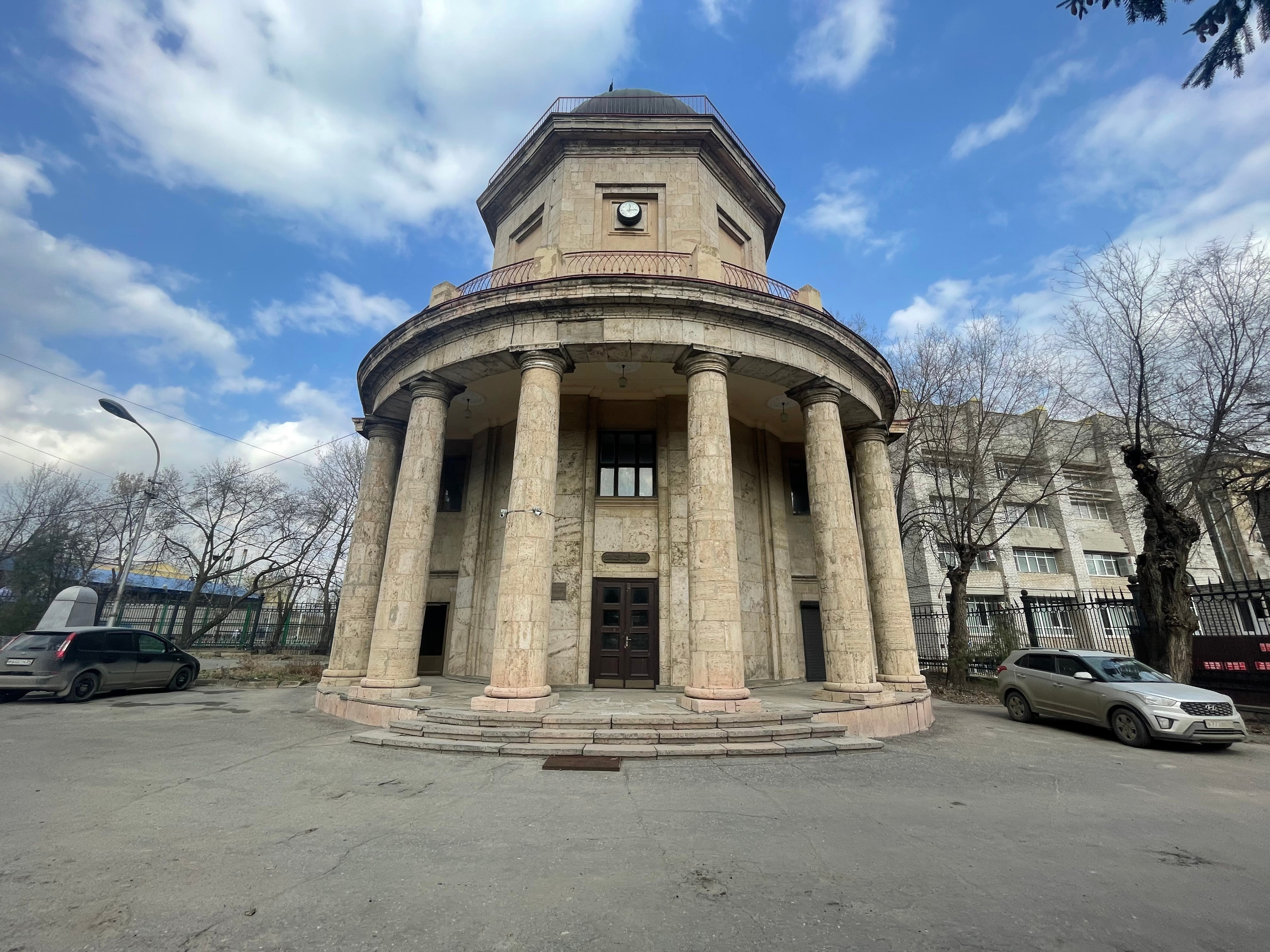 20 065 Здание с колонами. ВИЗУАЛЬНЫЕ И ЗВУКОВЫЕ РЕШЕНИЯ ДЛЯ БИЗНЕСА И СЪЁМОК ТЕЛЕТЕЛА