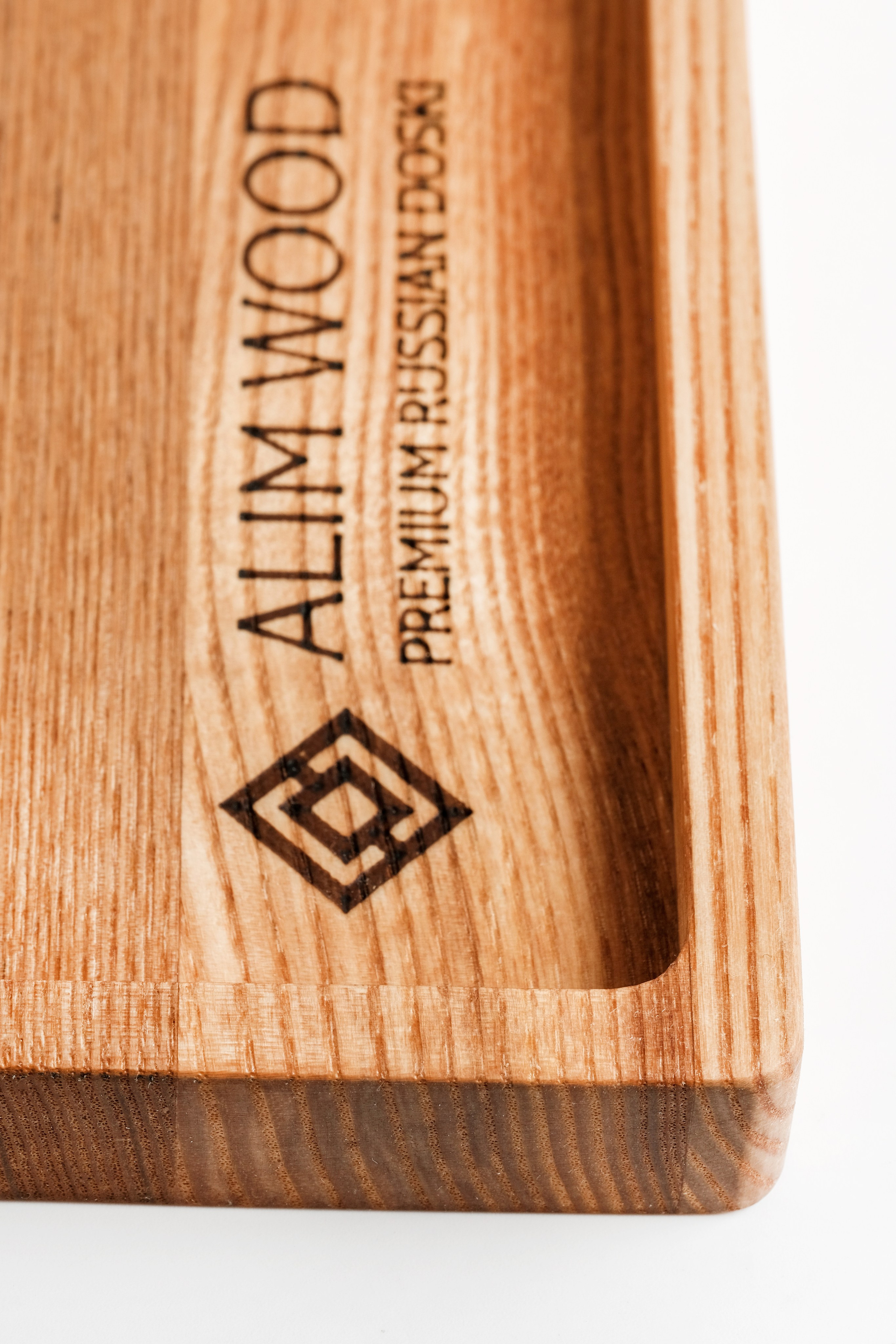 Фотография деревянных разделочных досок на белом фоне 