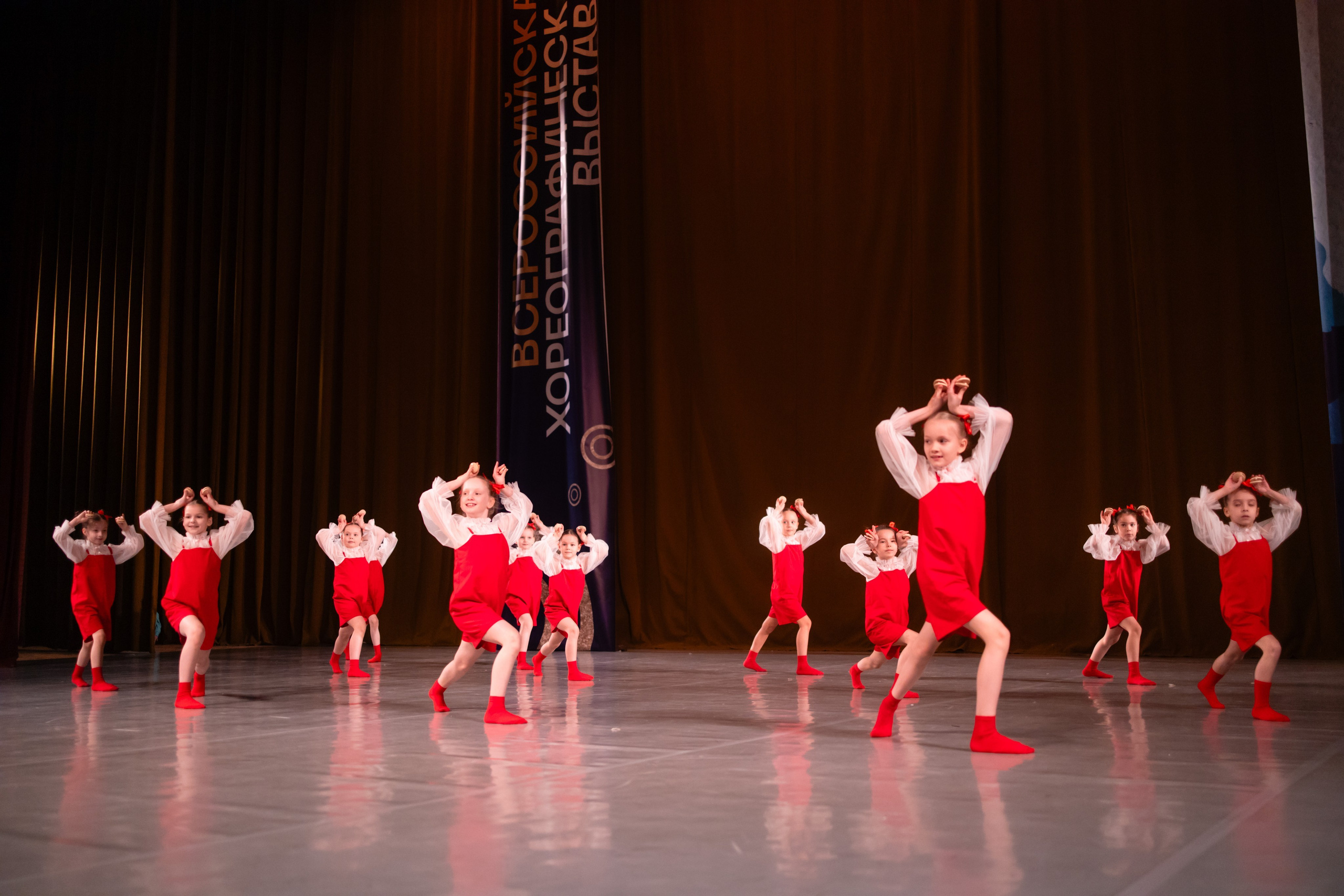 Сцена, заполненная стремительными пересекающимися траекториями танцоров.