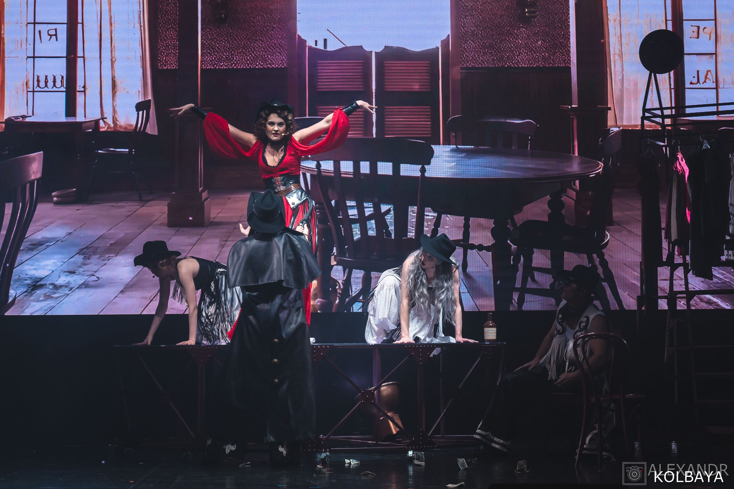 Фотографии со спектакля «Привет, я тетя Чарли». Концертный и театральный репортажный фотограф в Москве Александр Колбая