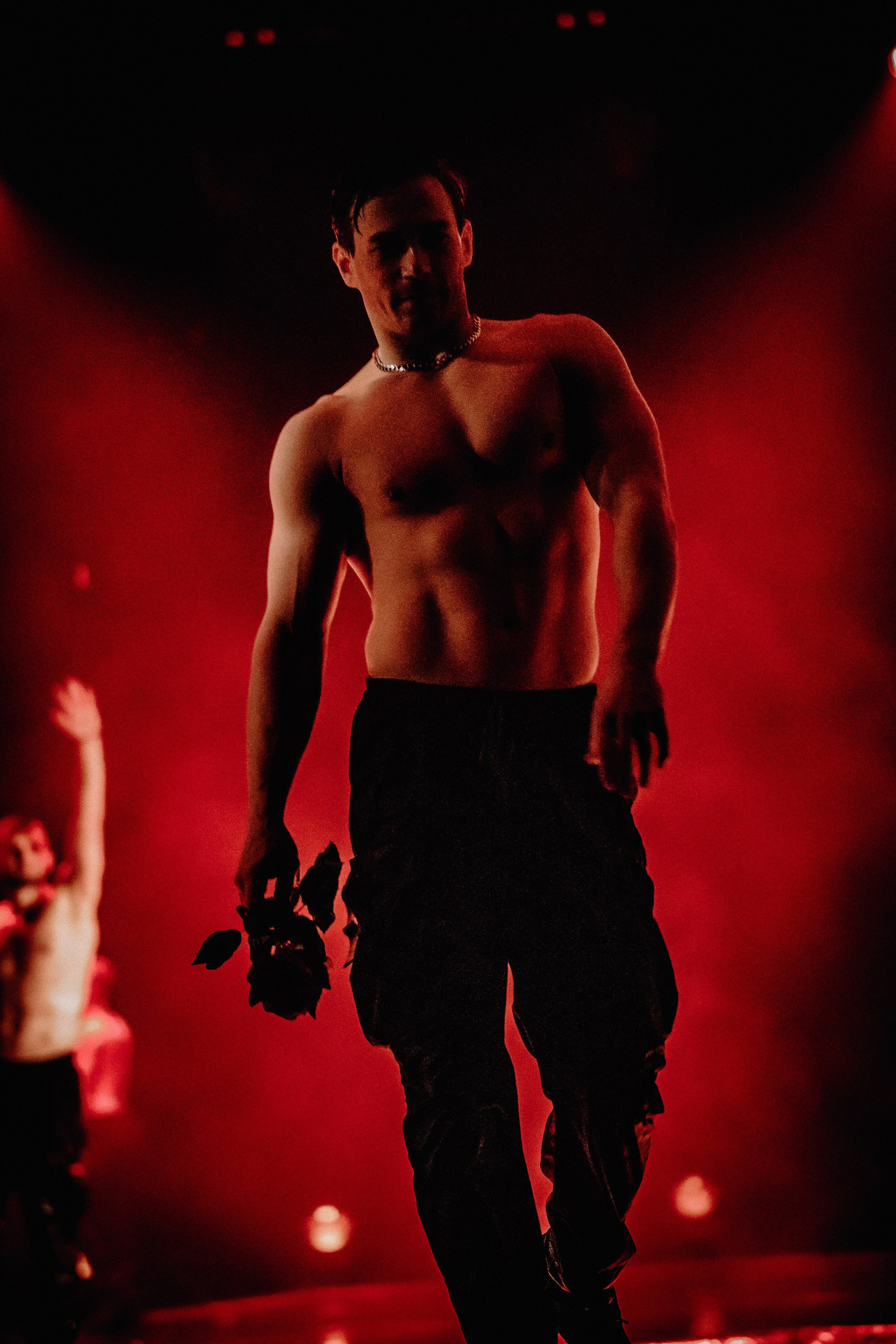 Шоу «Под дождём» 03 / 2025. ФОТОГРАФ ЕКАТЕРИНБУРГ