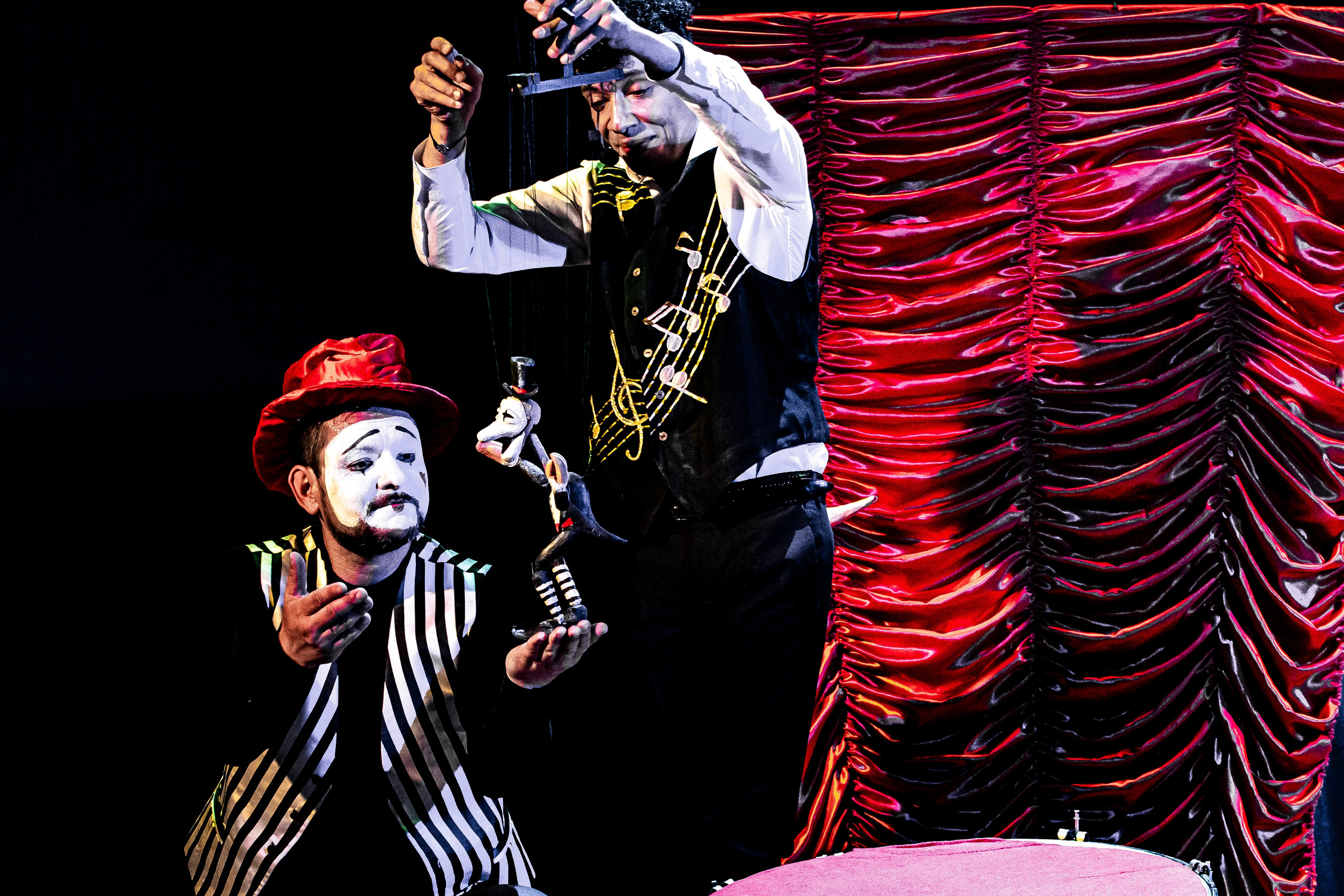 Цирк из Саквояжа спектакль театра САКВОЯЖ. Фотограф в Сочи Юрий Шептаев