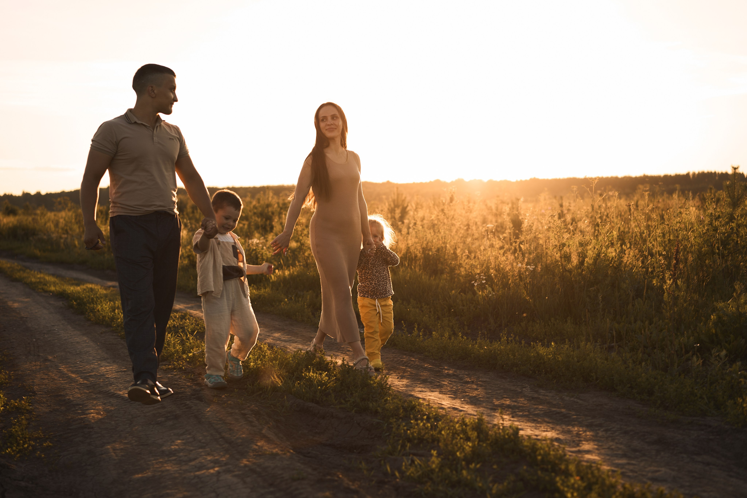 Семейная фотосессия на закате в поле😍. Фотограф Екатеринбург Кокшарова Александра