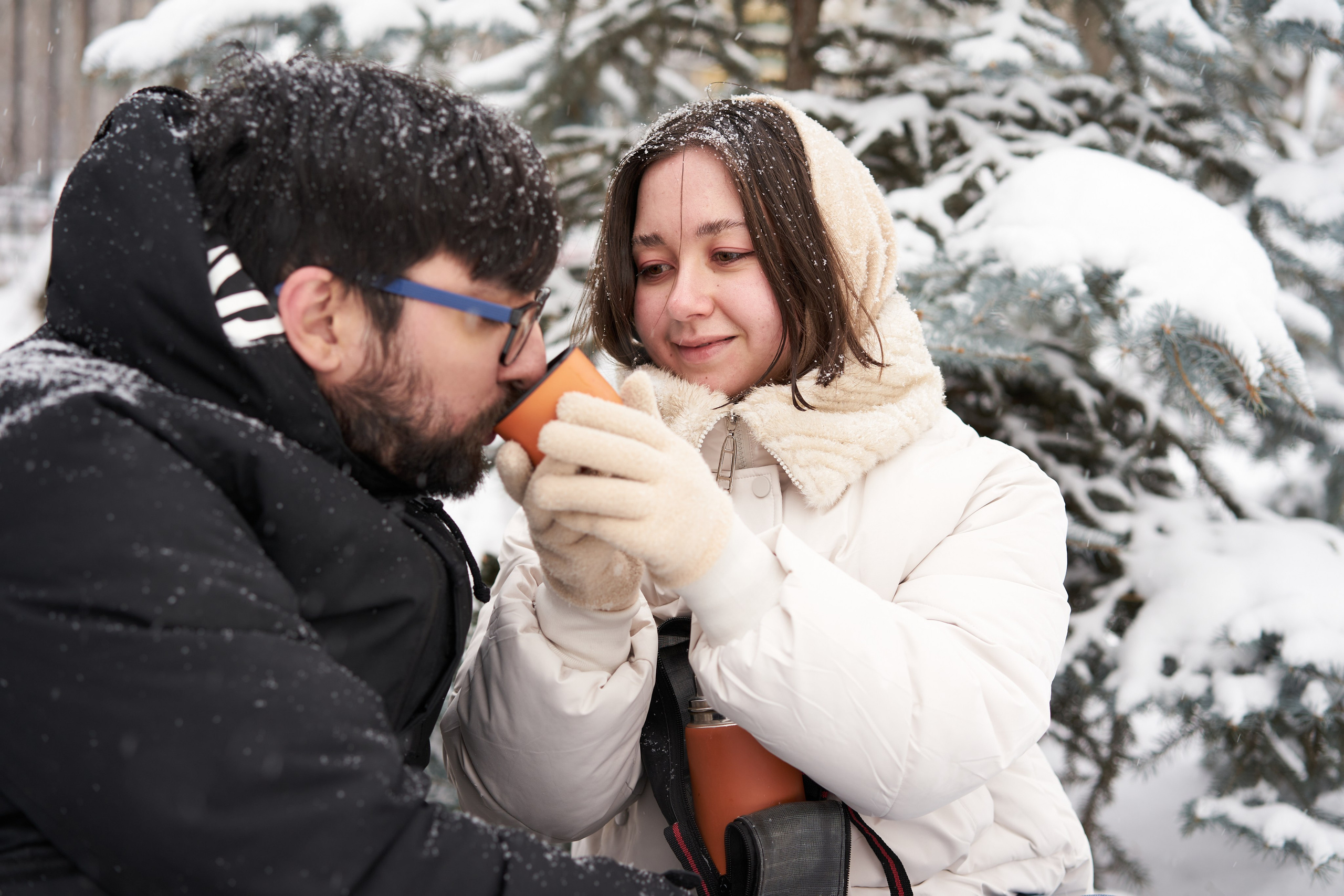 Зимняя фотосессия влюбленных в парке. Фотограф Екатеринбург Кокшарова Александра