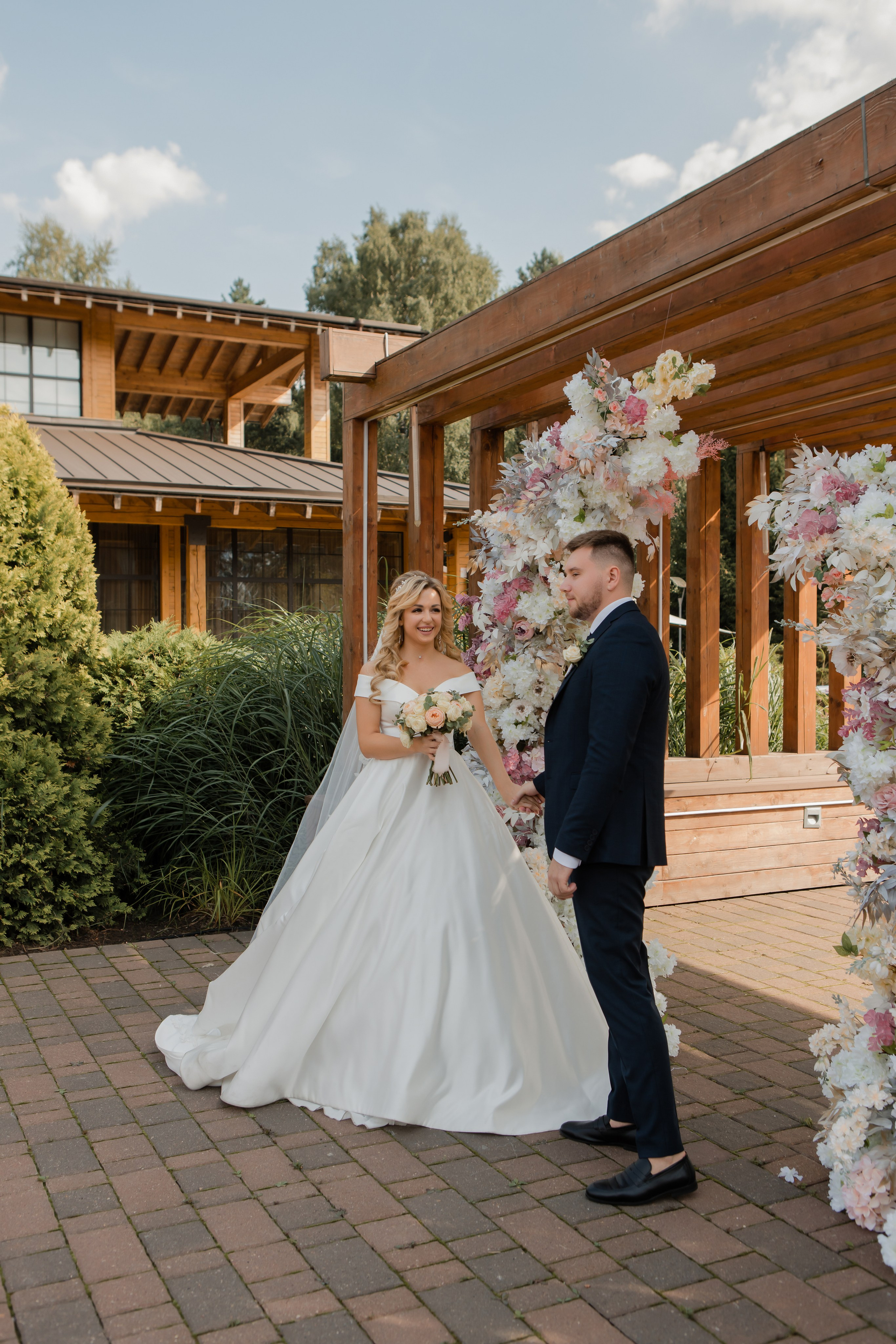 Юрий и Кристина. Видеосъемка и фотосъемка свадеб. Фотограф и оператор на свадьбу. Видеосъемка подкастов, собственная видео-фотостудии. Предметная фотосъемка